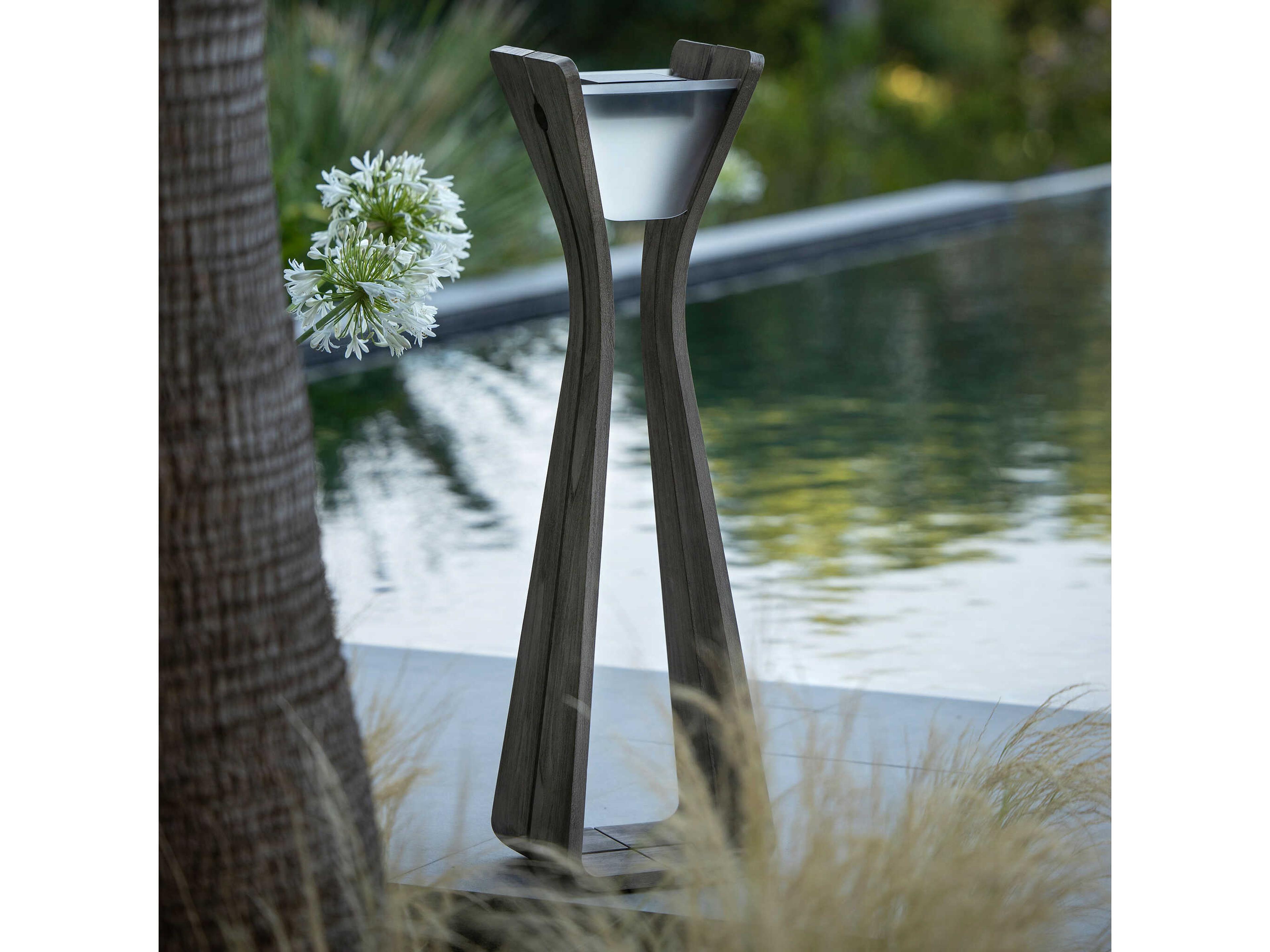 Les Jardins Bloom 10 - Light LED Outdoor Floor Light