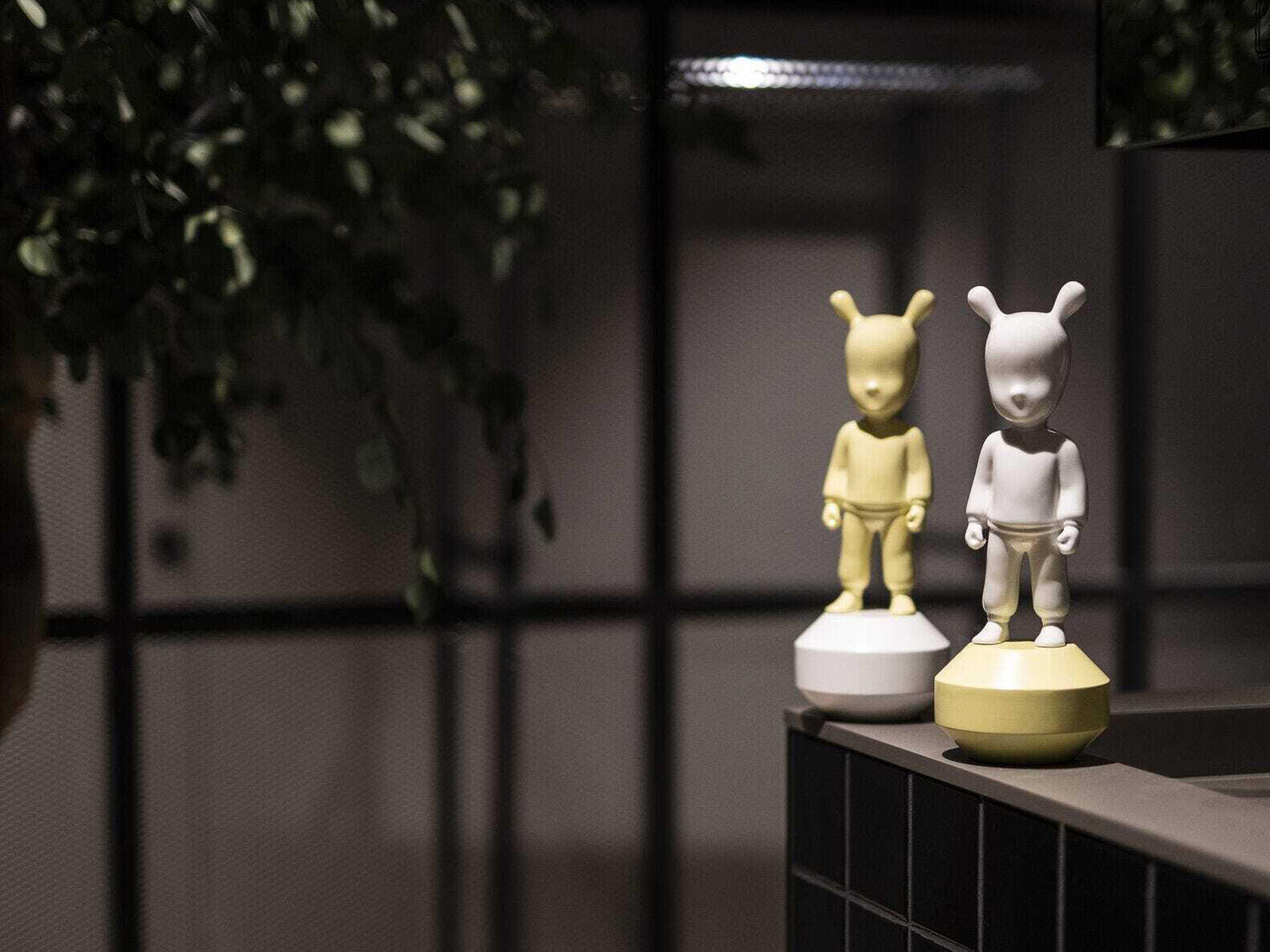 Lladro The Yellow Guest Figurine