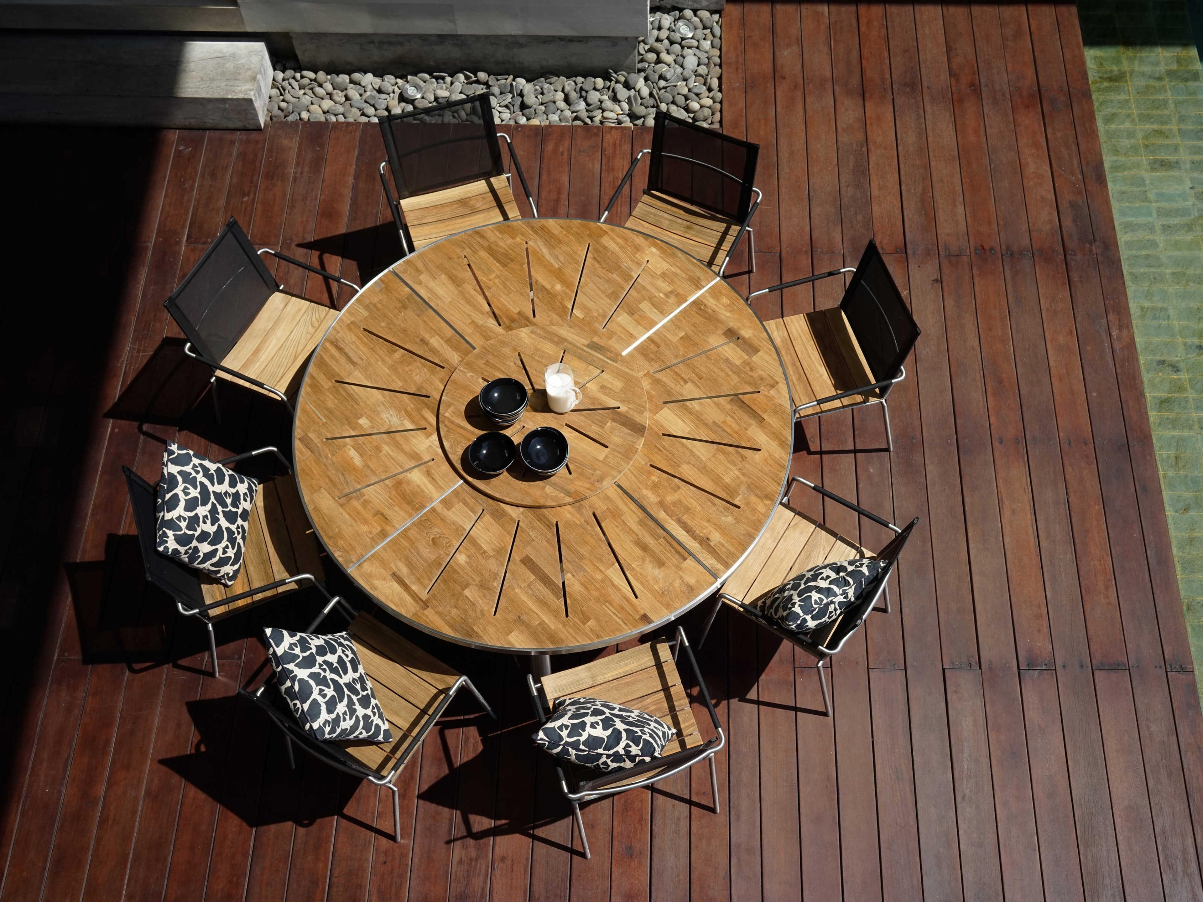 MamaGreen Meika Steel Round Outdoor Patio Dining Table