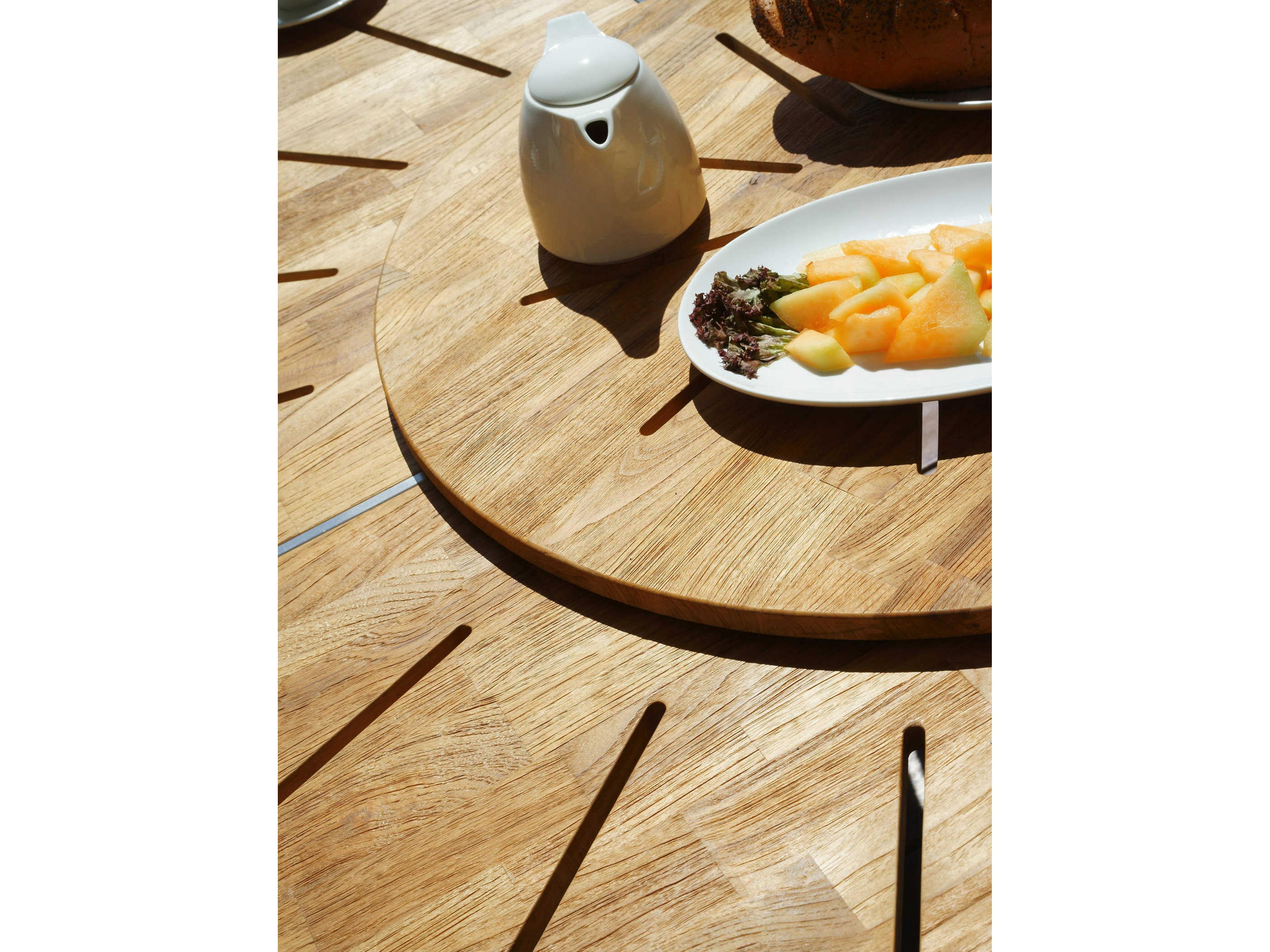 MamaGreen Meika Steel Round Outdoor Patio Dining Table