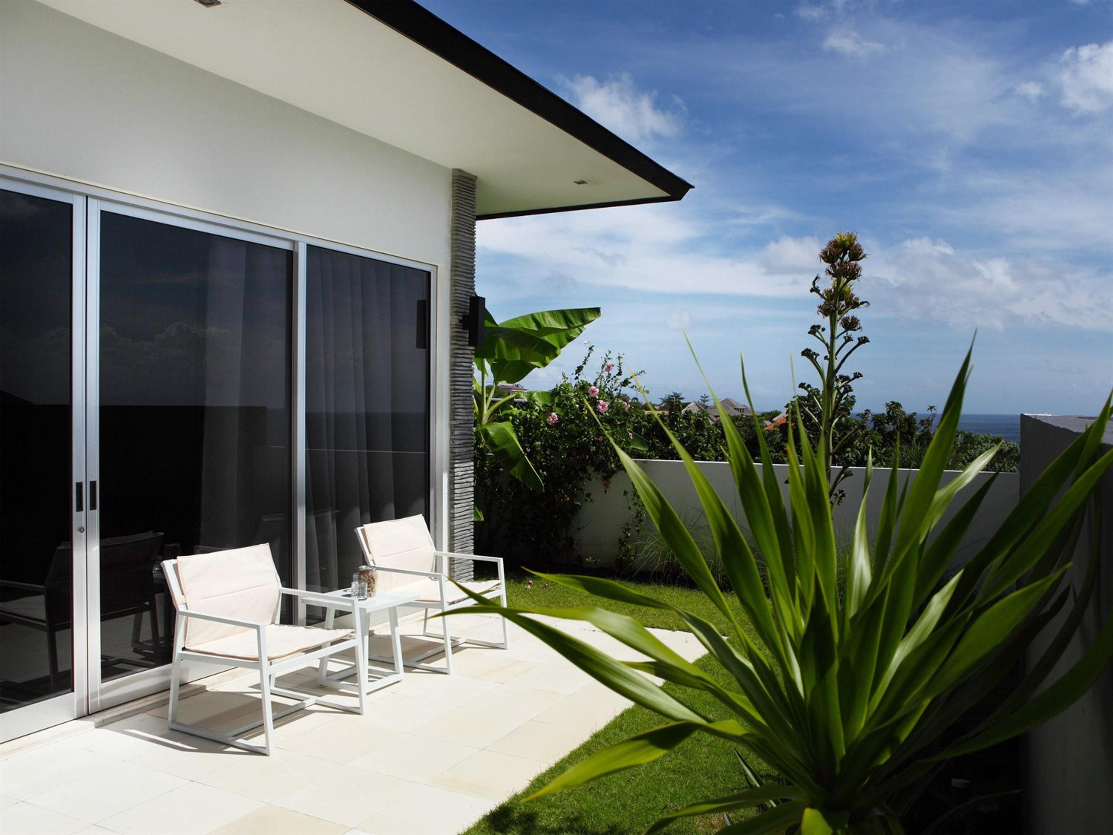 MamaGreen Allux Aluminum Square Small Outdoor End Table