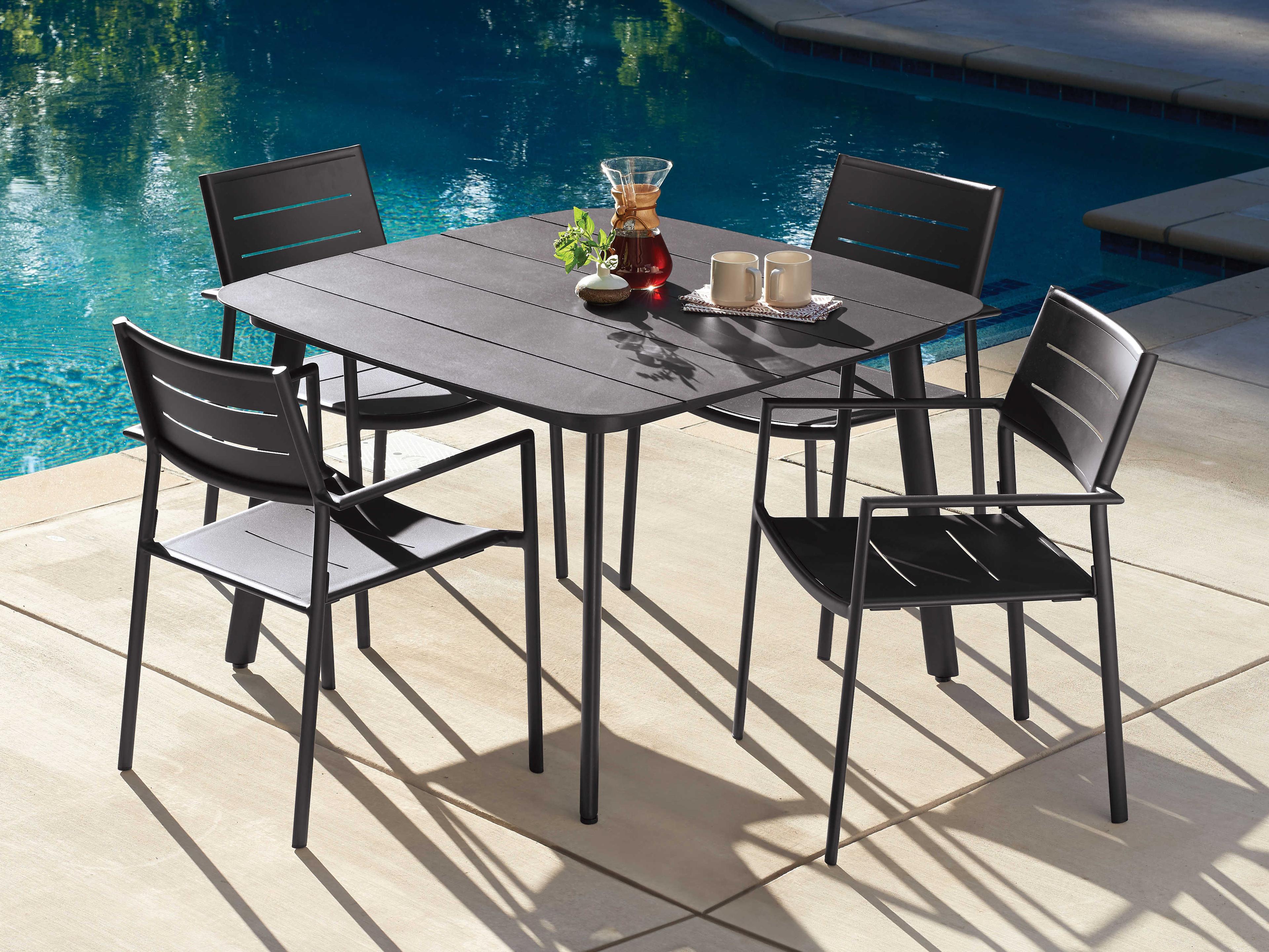 Oxford Garden Eiland 4 Aluminum Dining Chairs and Dining Table Set