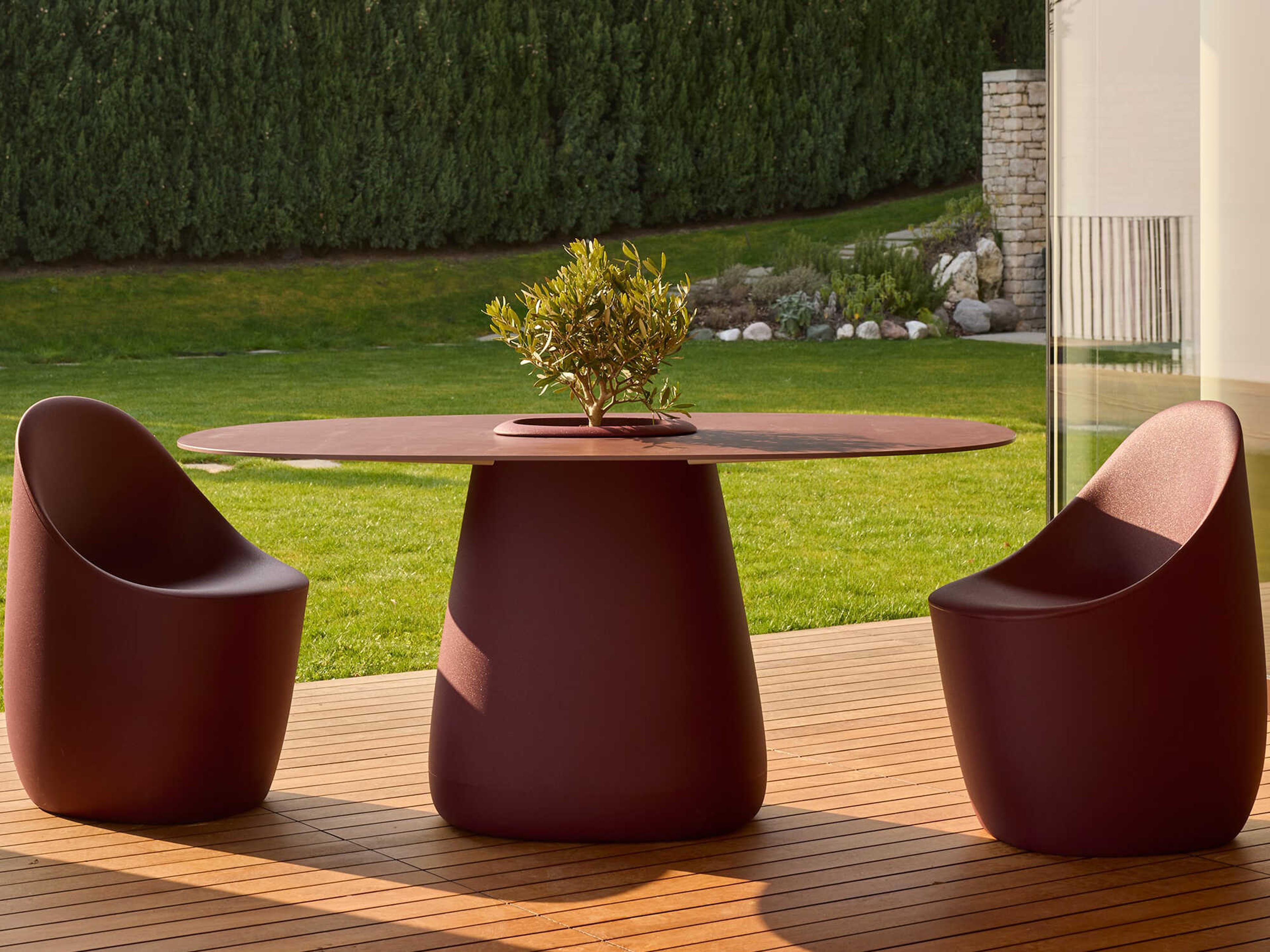 Qeeboo Outdoor Cobble Indian Red Recycled Plastic Oval Dining Table