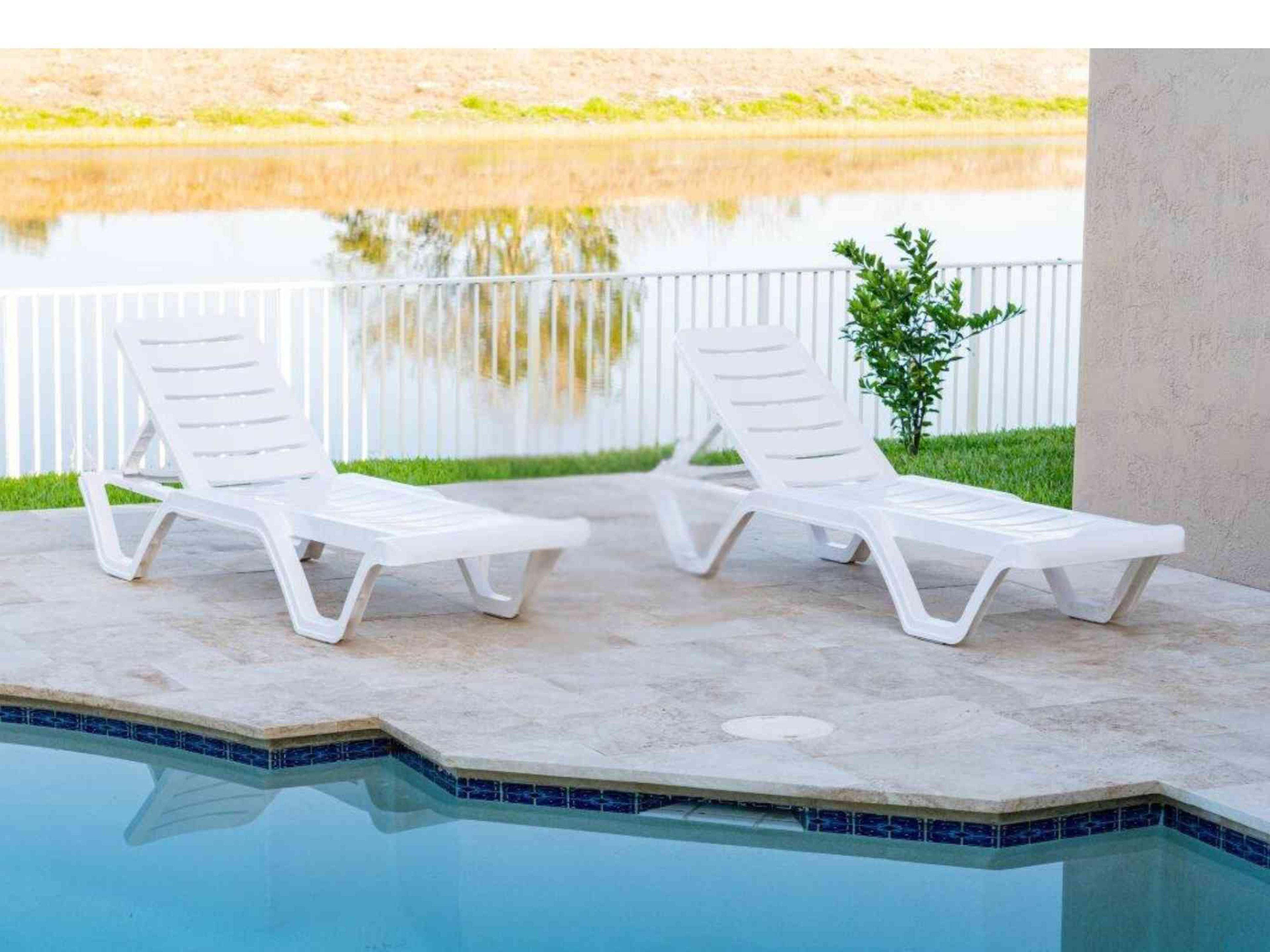 Lara Polypropylene Chaise Lounge