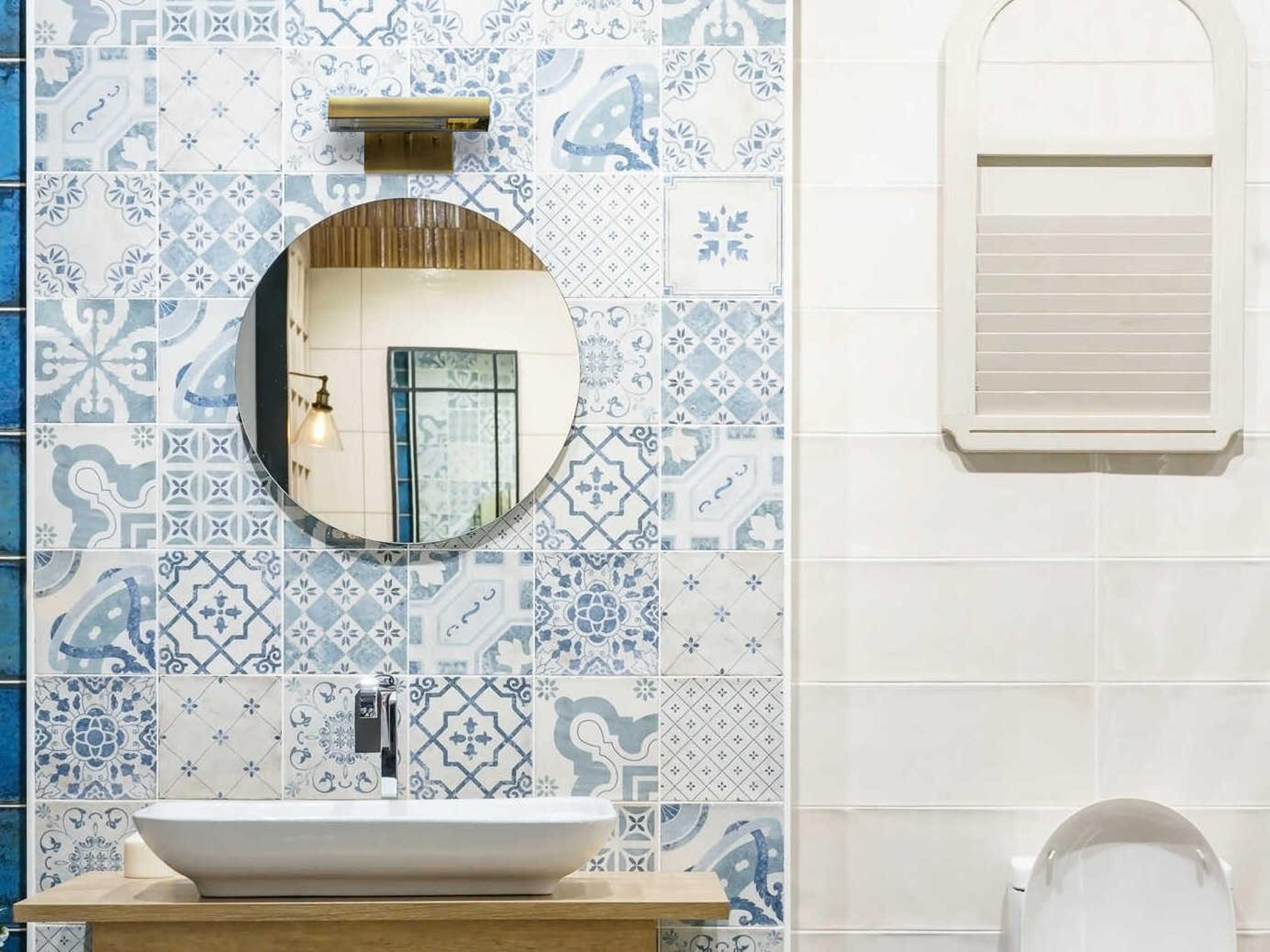 Renwil Yorker 1-Light Antique Brass Picture Light