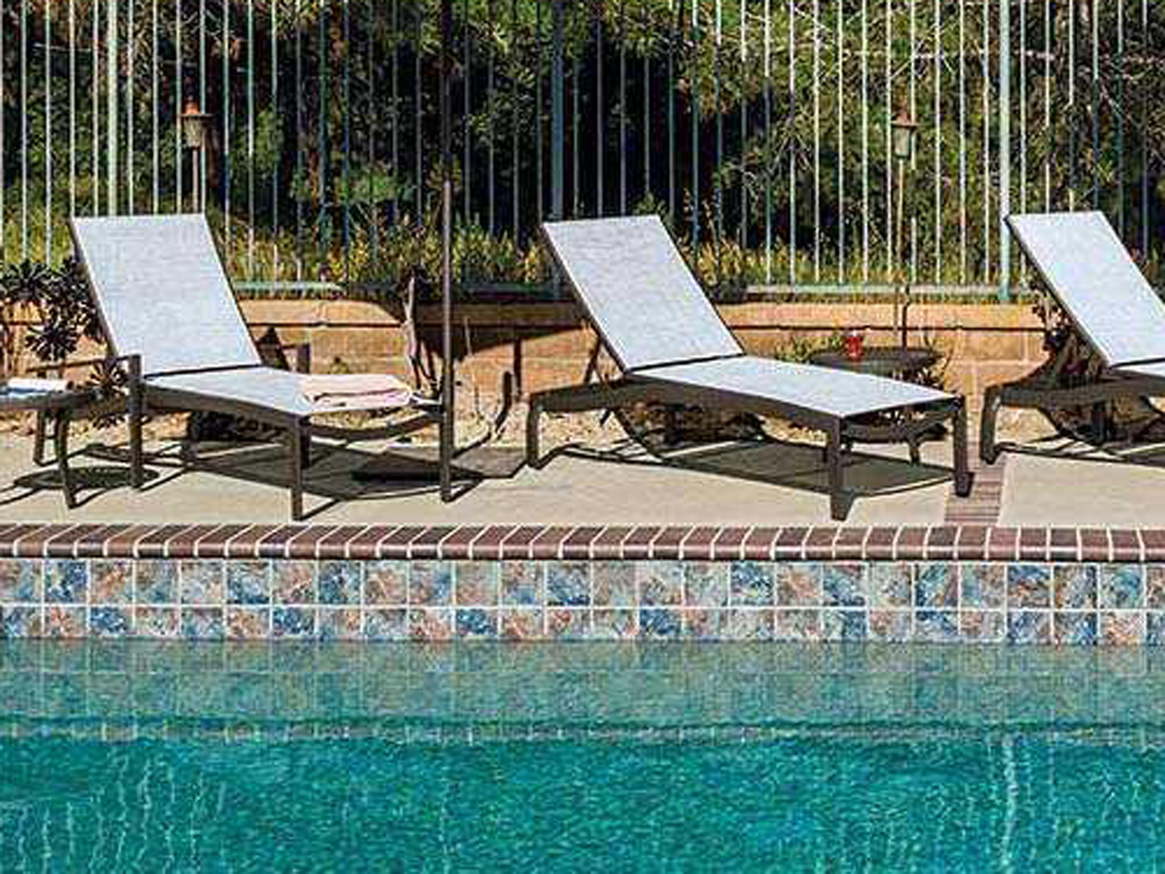 Kor Relaxed Sling Aluminum Outdoor Patio Lounge Set