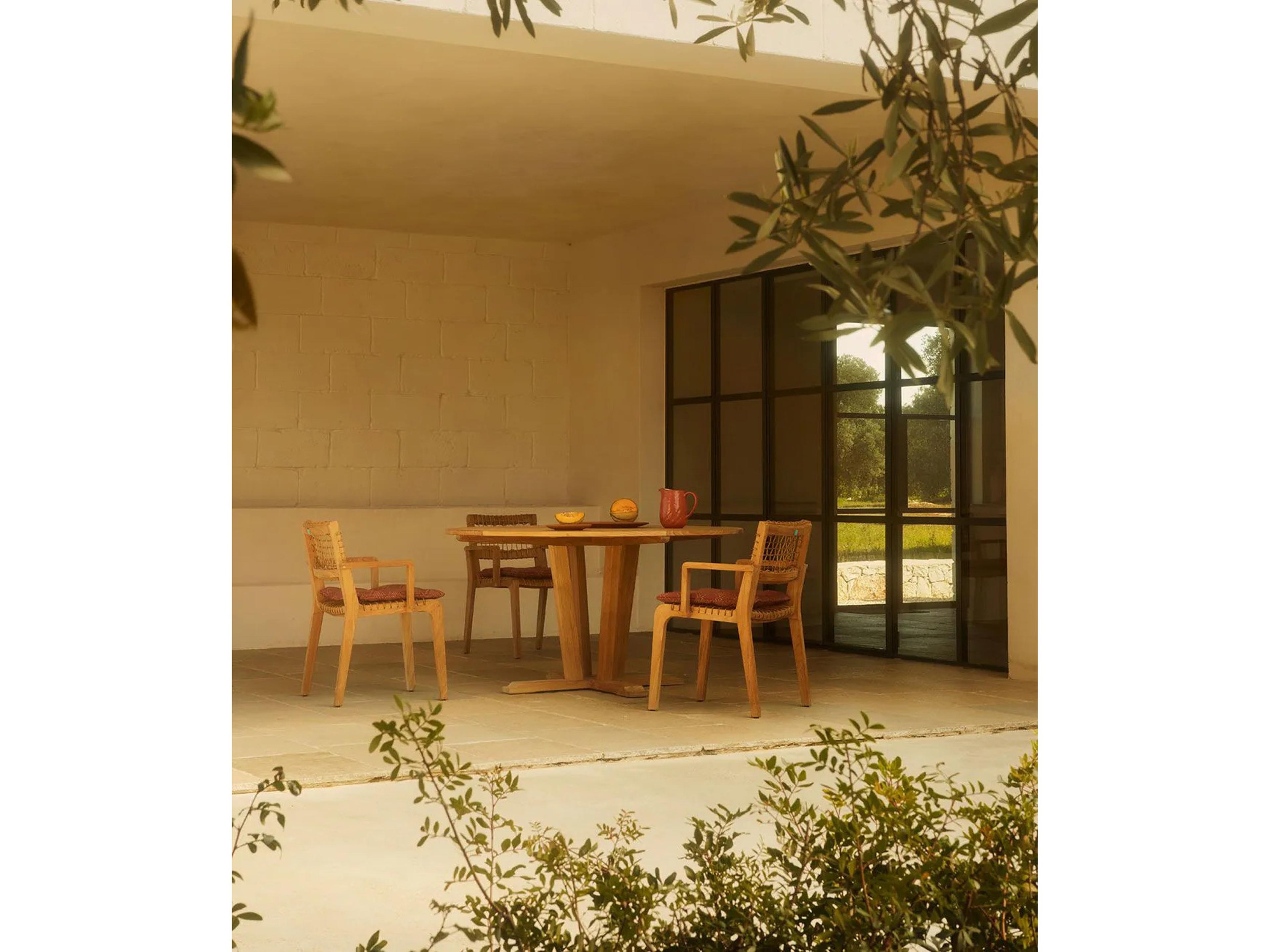 UnoPiu Synthesis Teak Round Dining Table