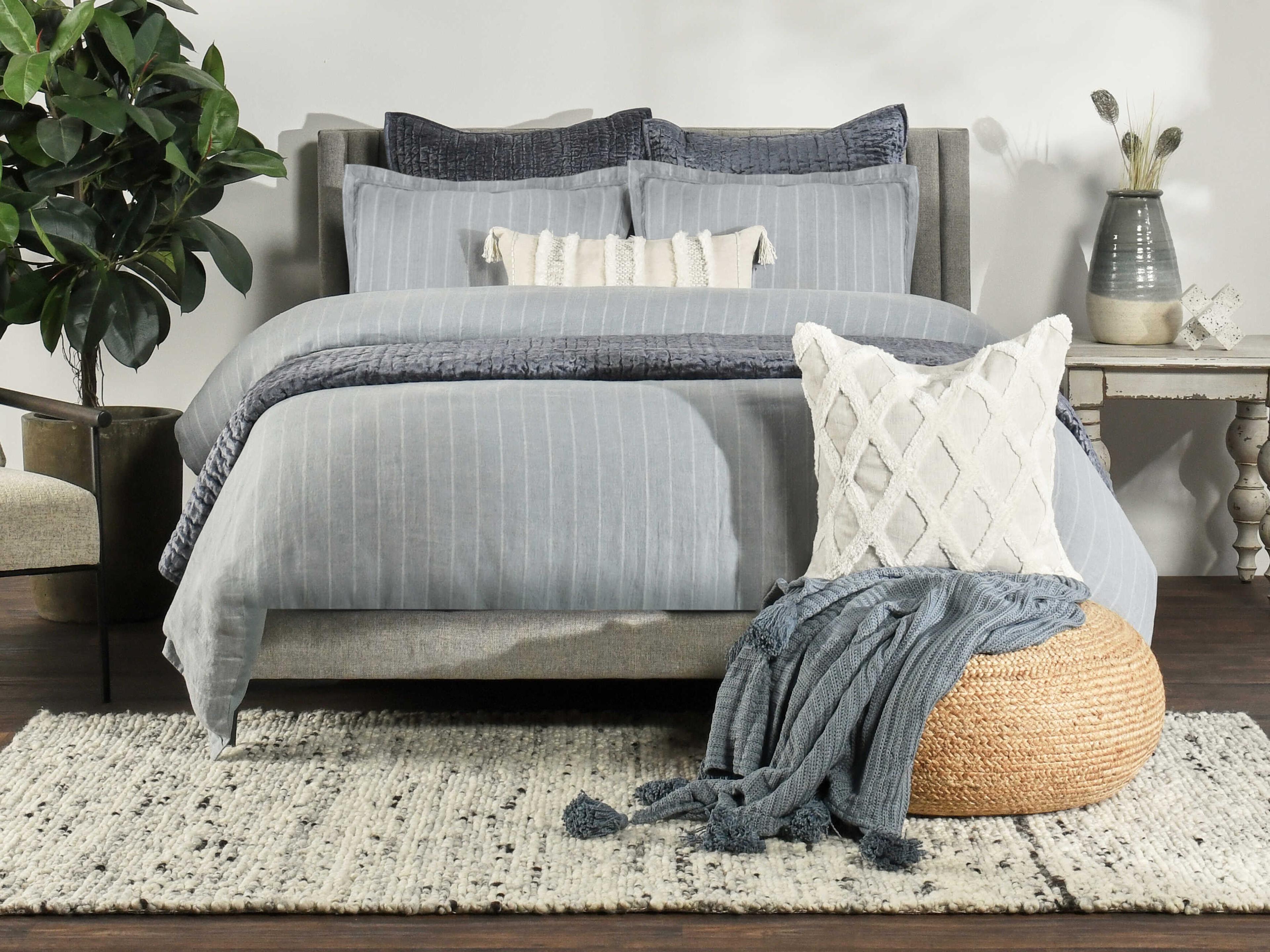 Villa by Classic Home Loomis Area Rug