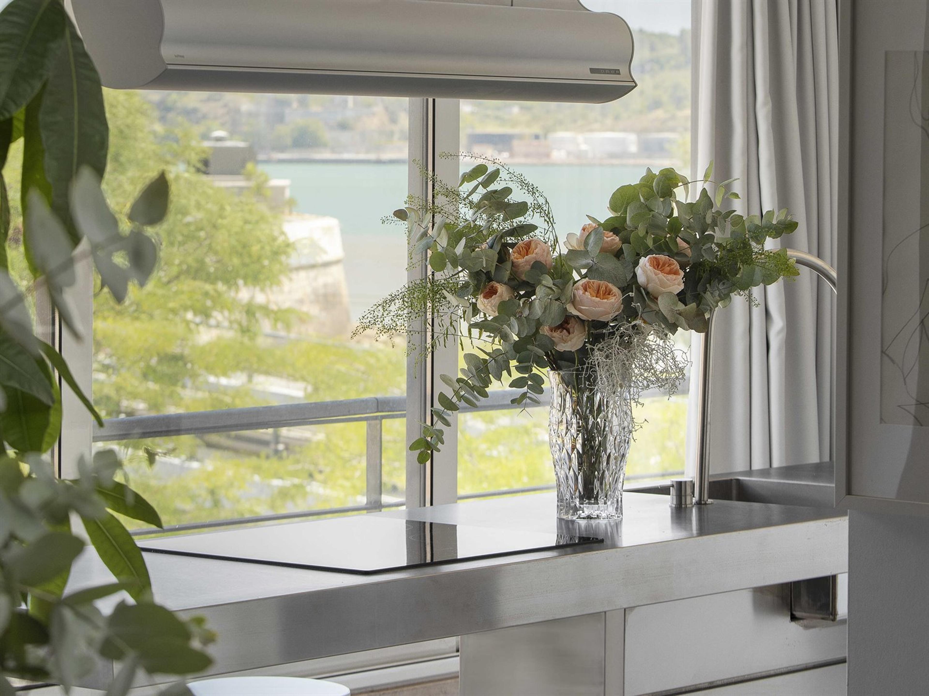 Vista Alegre Crystal Garden Dahlia Vase