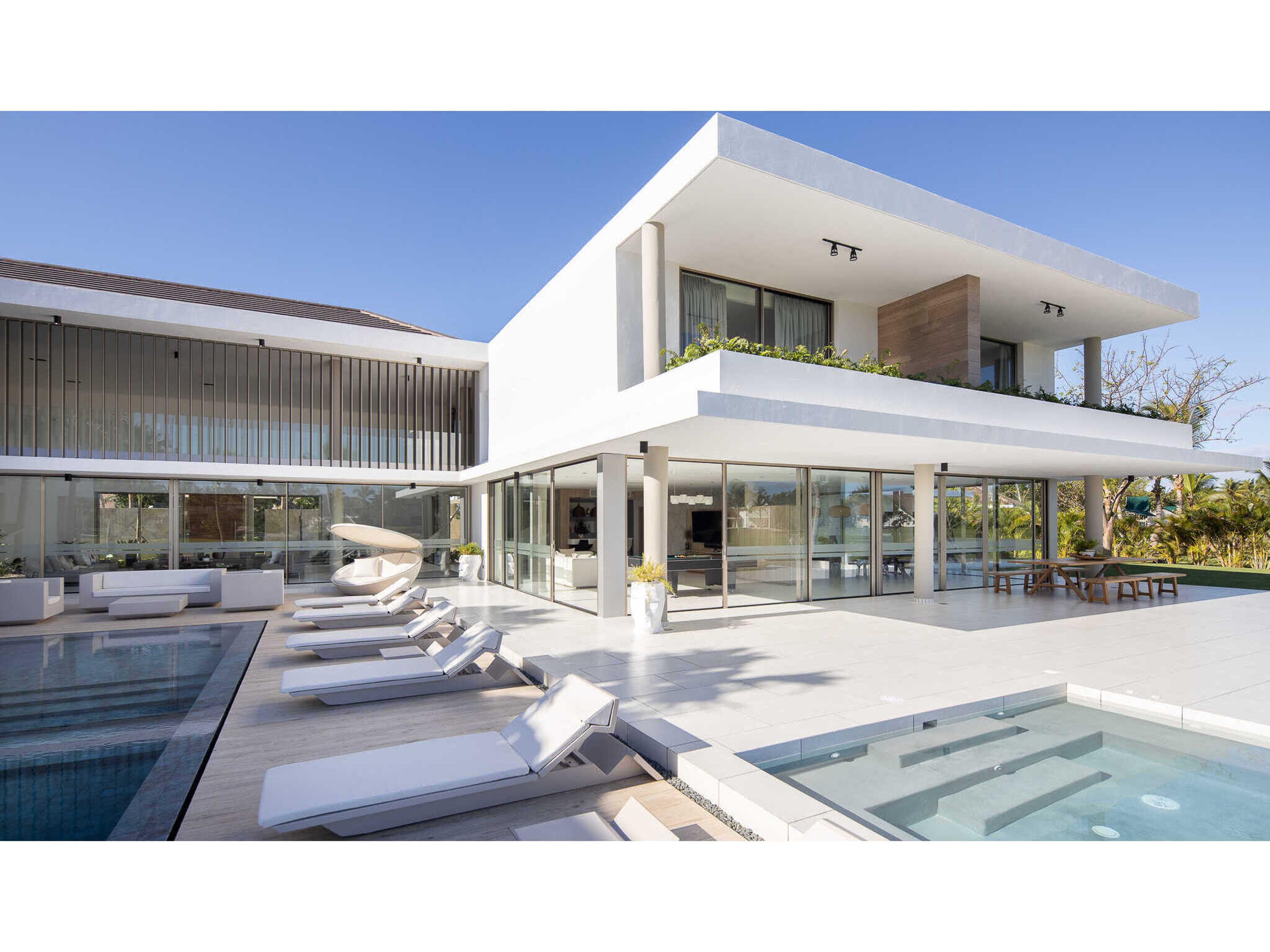 Vondom Adan Planter Water Level Indicator Matte White