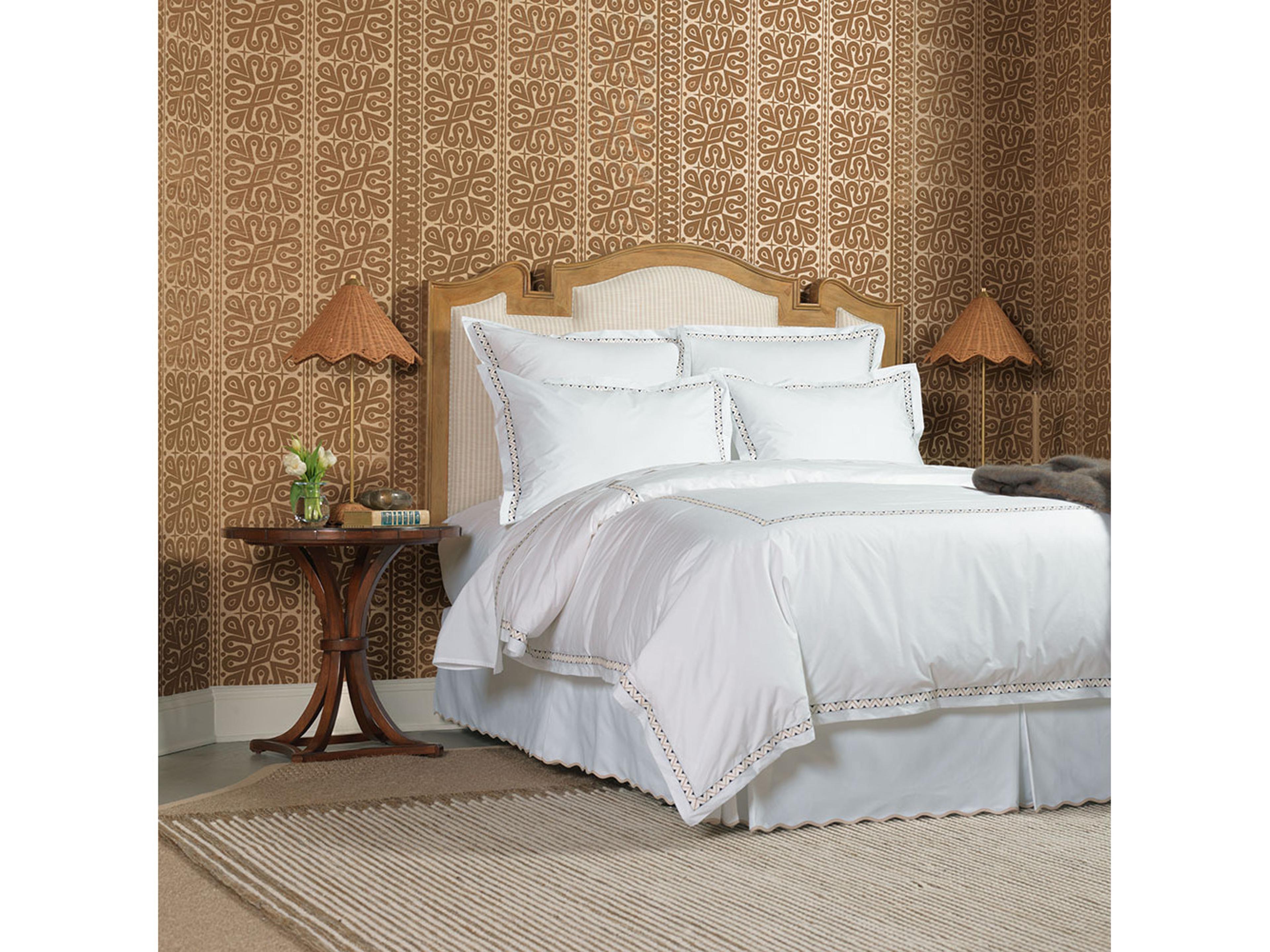 Woodbridge Cinch Lamp Table