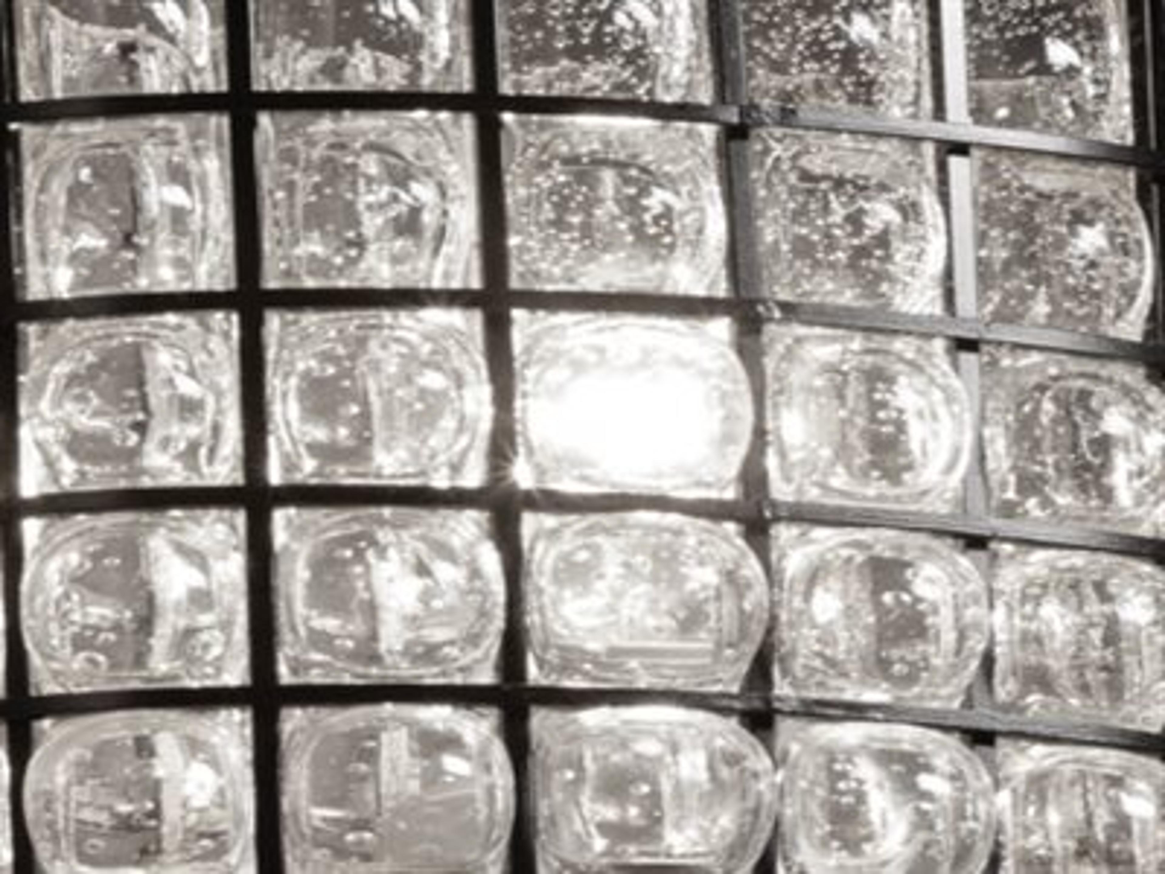 Shade Finish: Grid Wire Pattern and Clear with Bubbles Glass