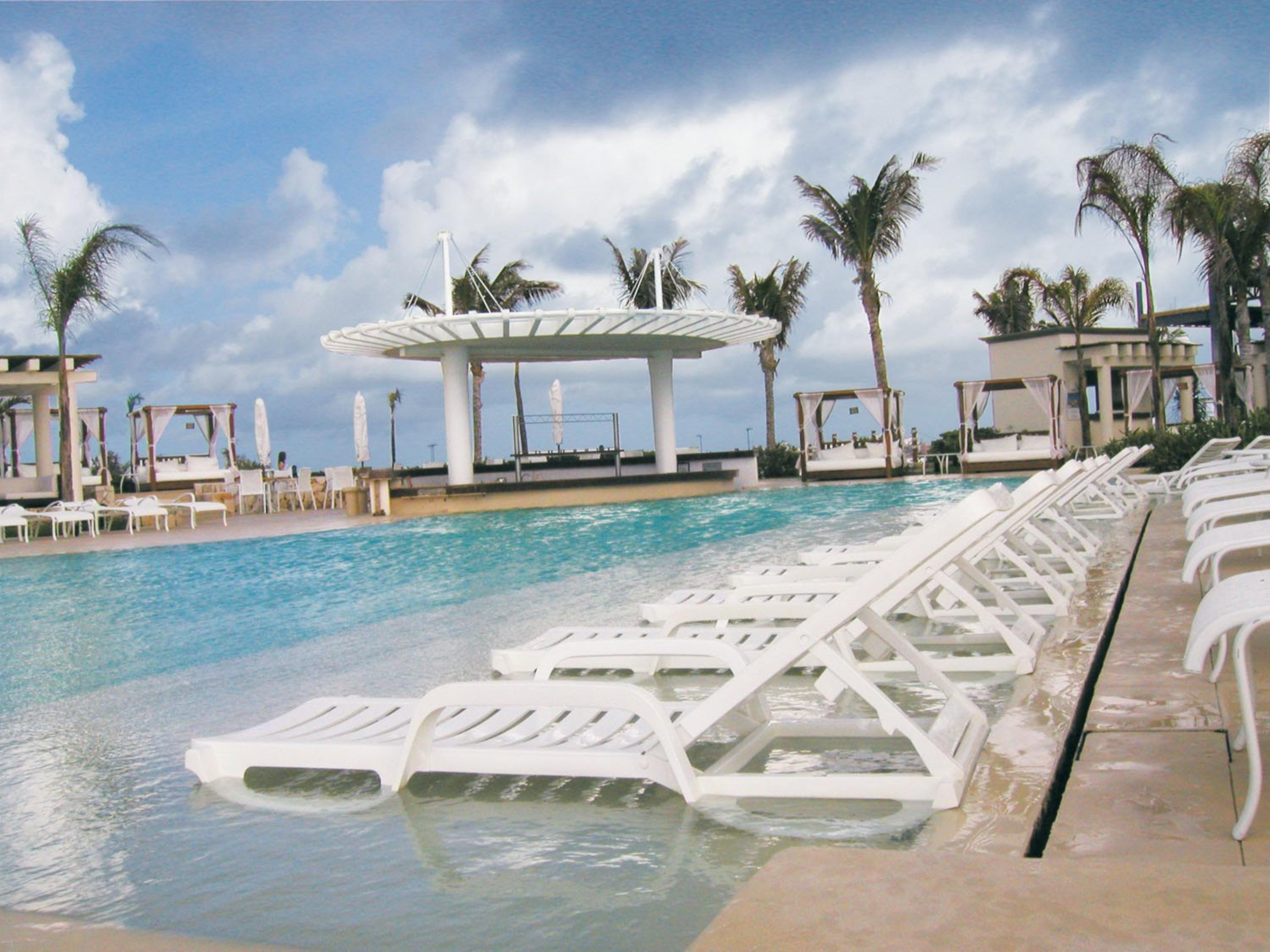 Grosfillex Bahia Resin White Patio Lounge Set