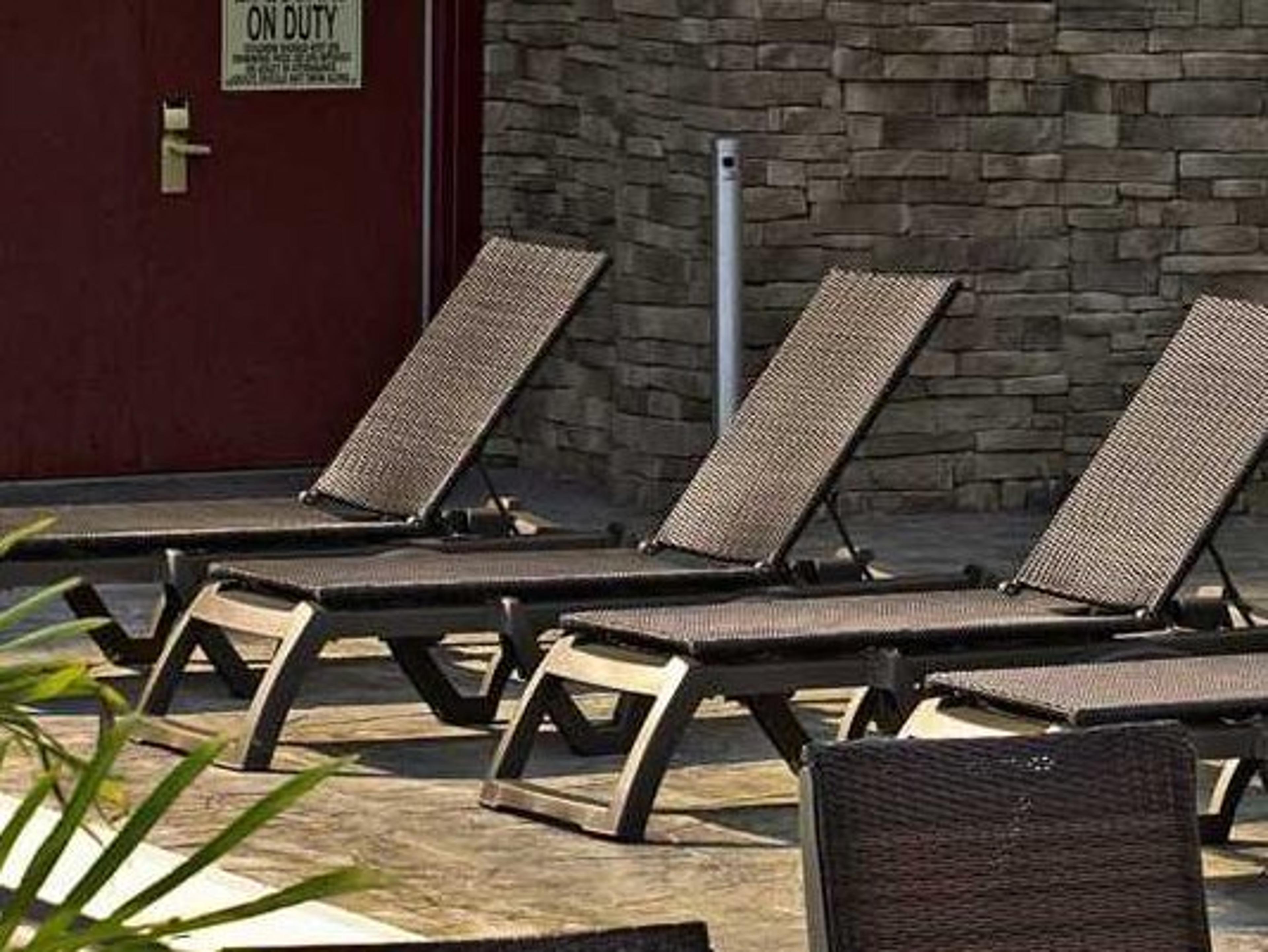 Grosfillex Java Resin Bronze Mist Patio Lounge Set in Espresso