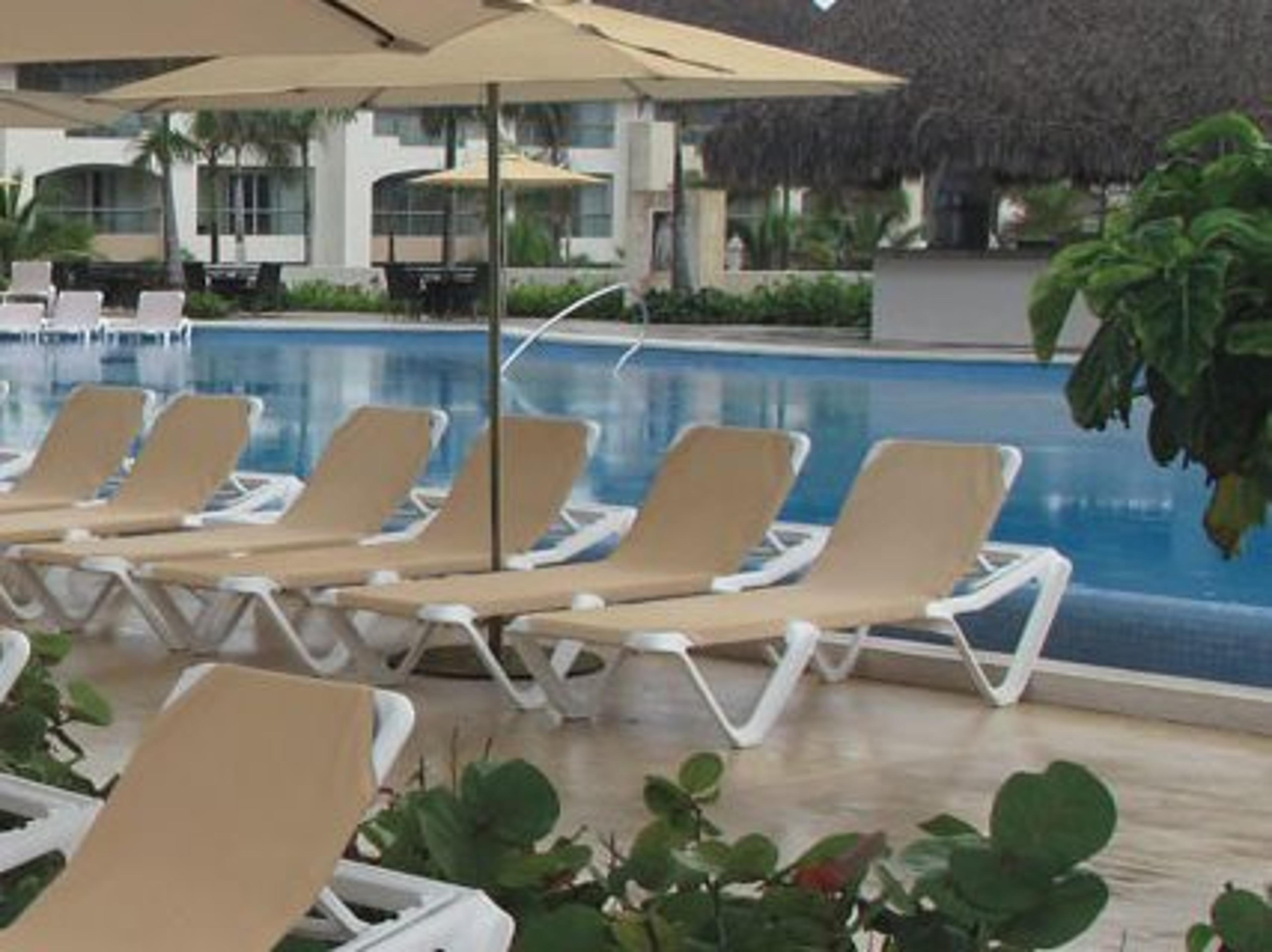 Grosfillex Nautical Sling Resin White Sling Outdoor Patio Lounge Set in Khaki