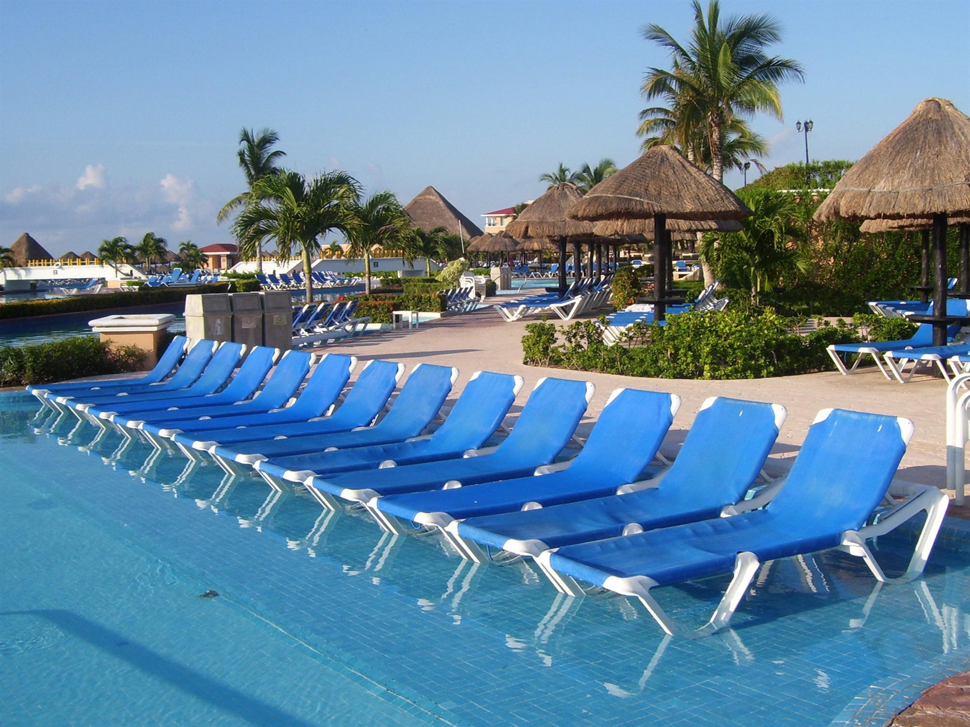 Grosfillex Nautical Sling Resin White Outdoor Lounge Set in Blue