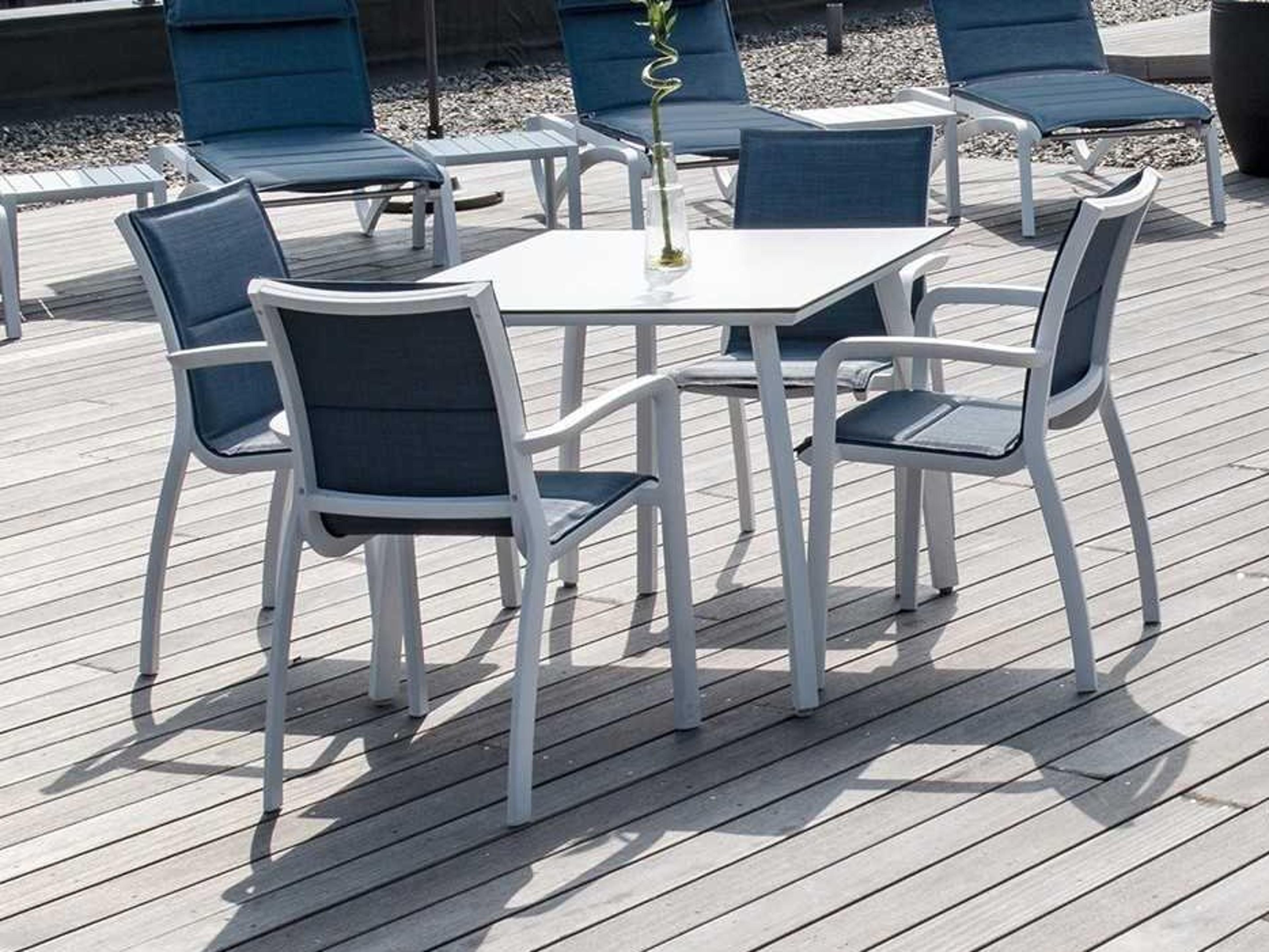 Grosfillex Sunset Sling Glacier White Aluminum Resin Outdoor Patio Dining Set in Madras Blue