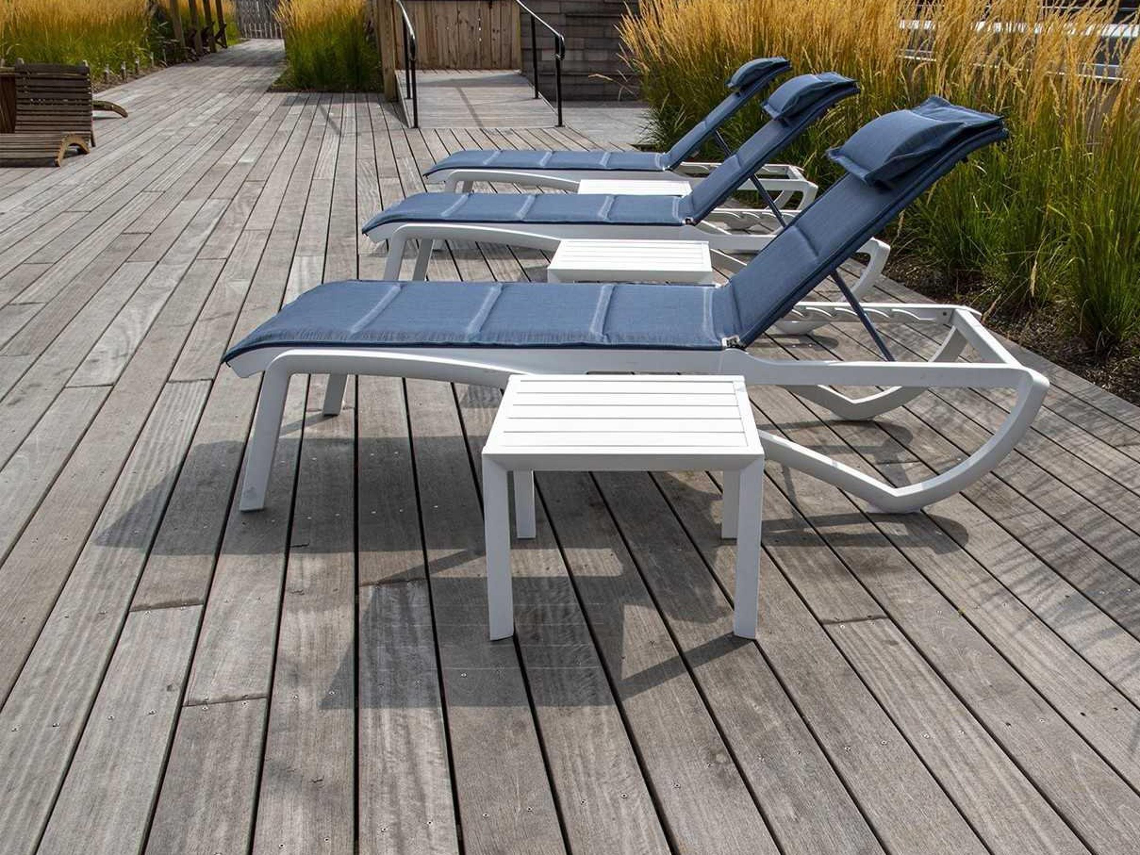 Grosfillex Sunset Aluminum Glacier White Resin Patio Lounge Set in Madras Blue