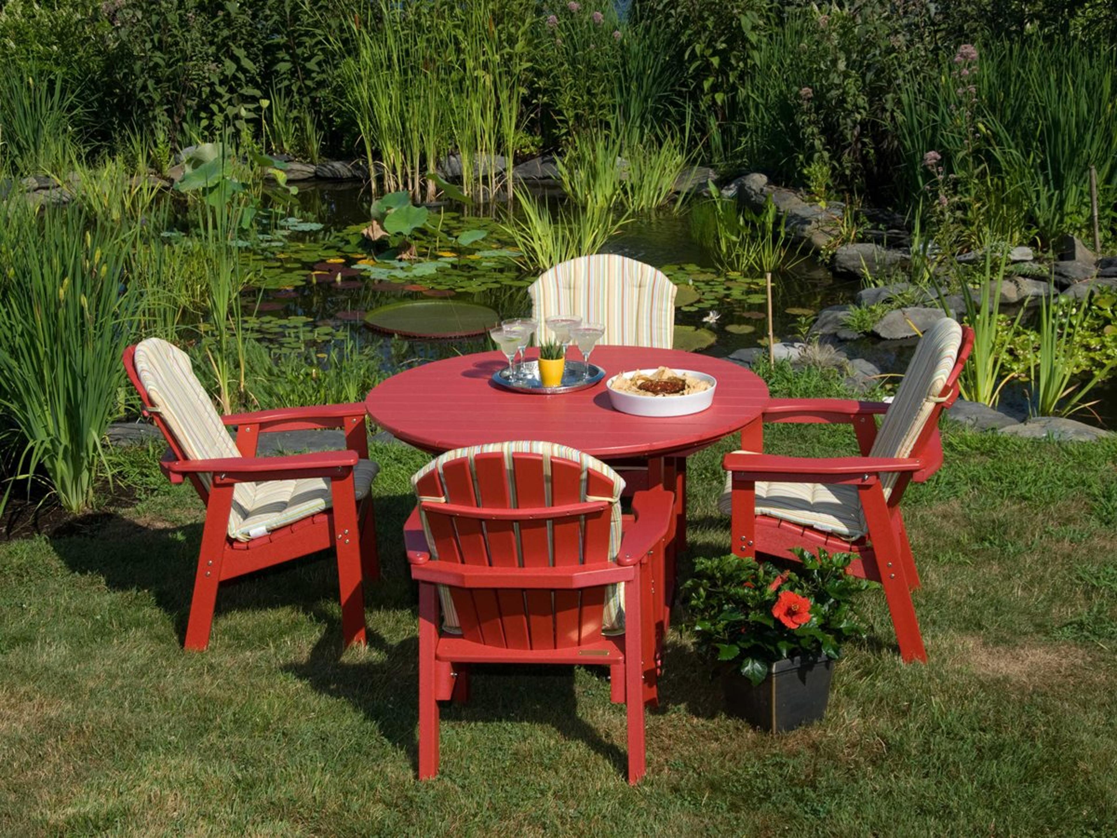 Seaside Casual Salem Rounds Recycled Plastic Outdoor Dining Set