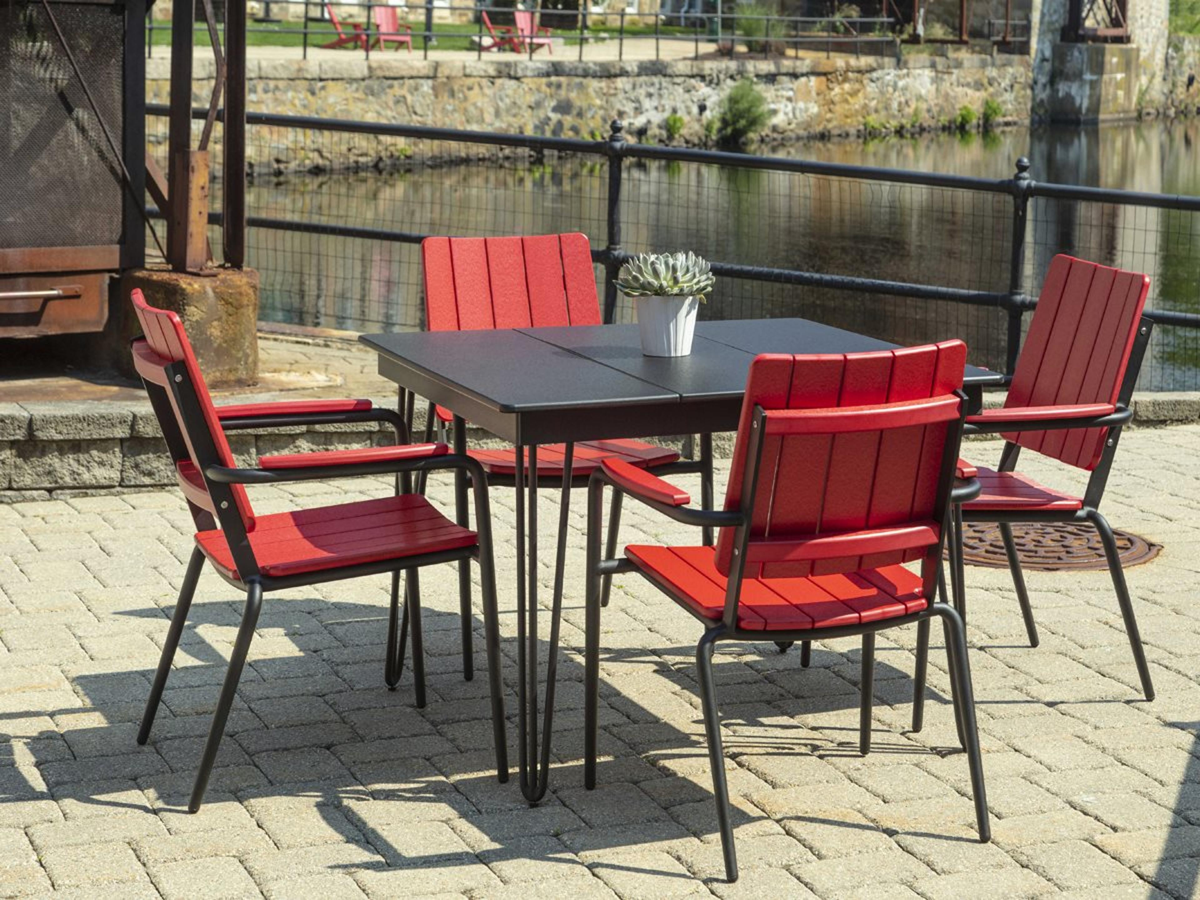 Seaside Casual Hip Aluminum Outdoor Dining Set
