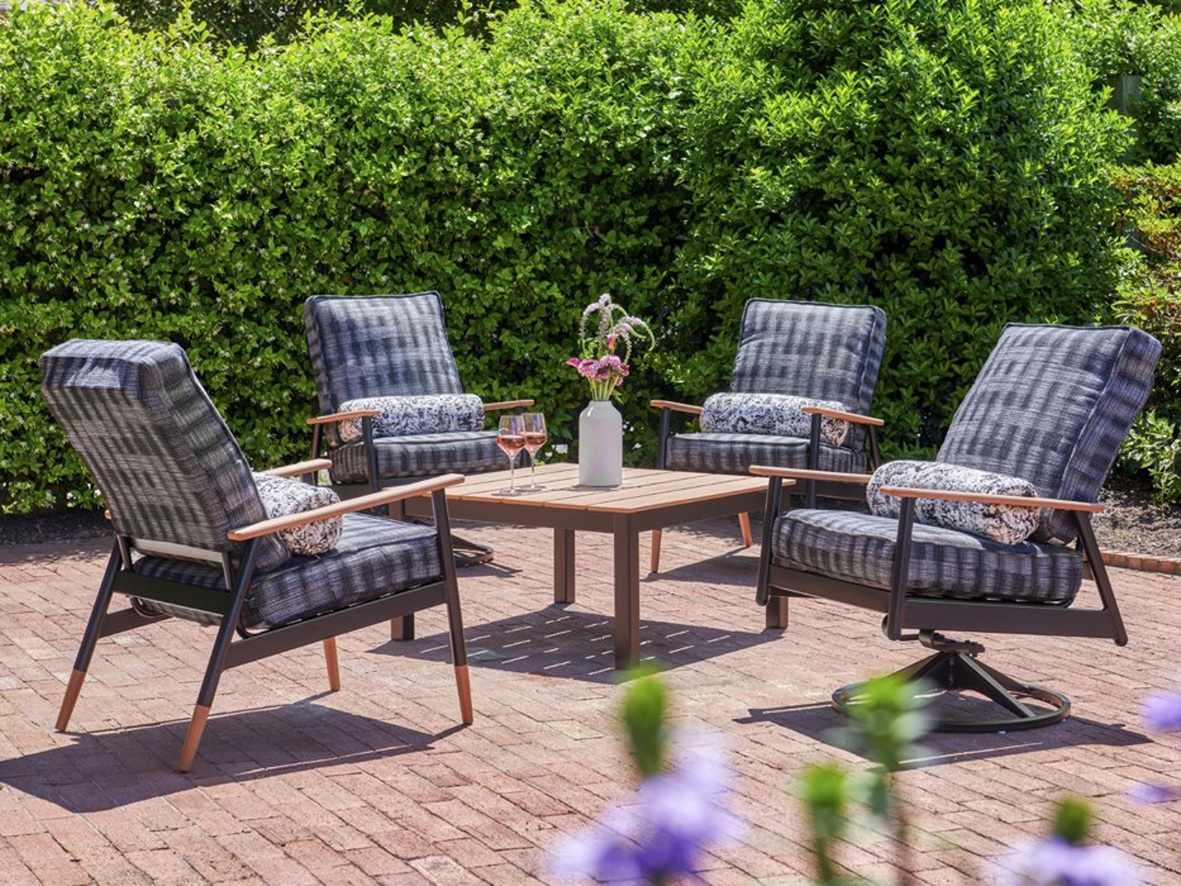 Telescope Casual Welles Cushion Aluminum Lounge Set