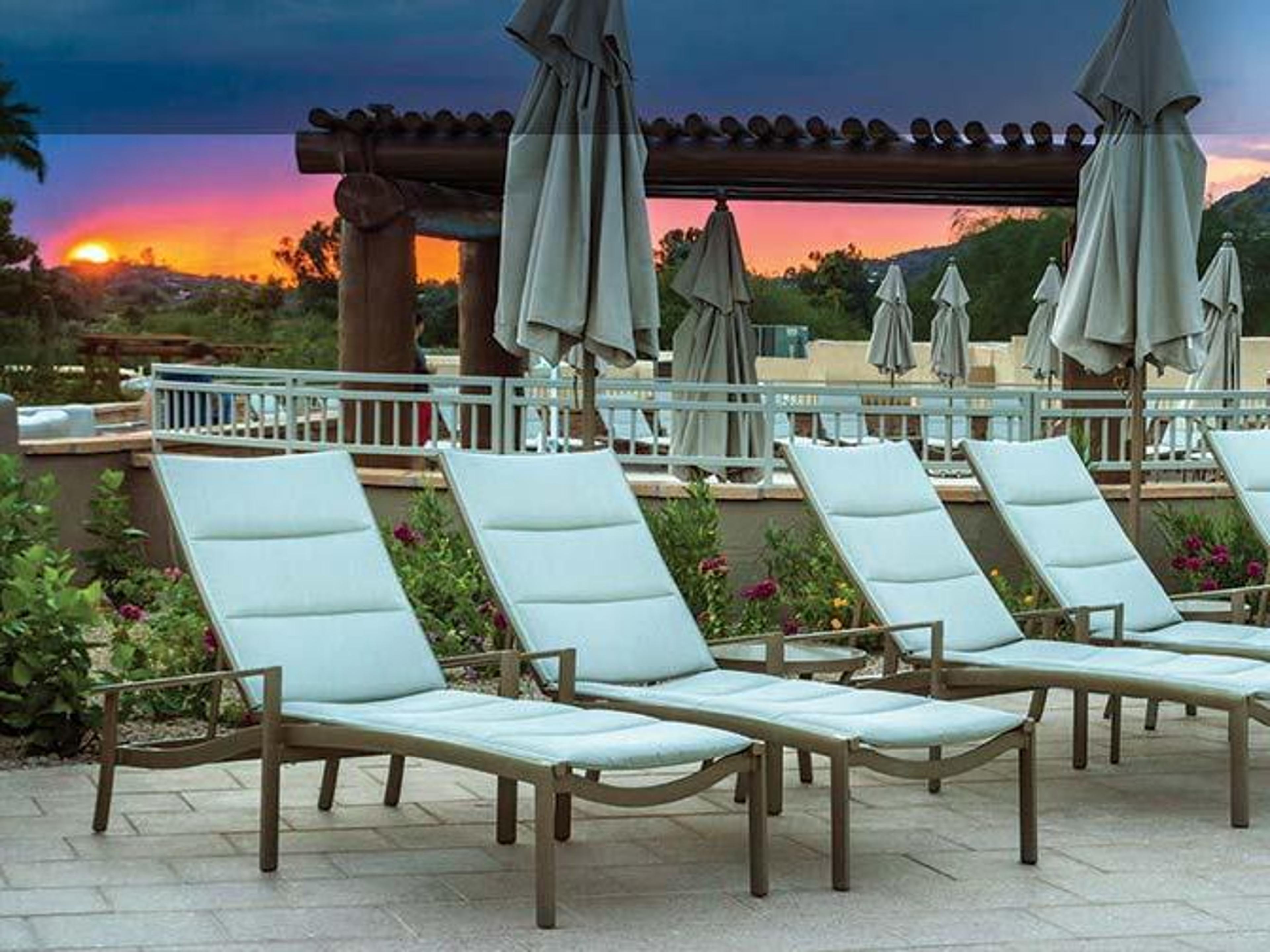 Tropitone Kor Padded Sling Aluminum Outdoor Lounge Set