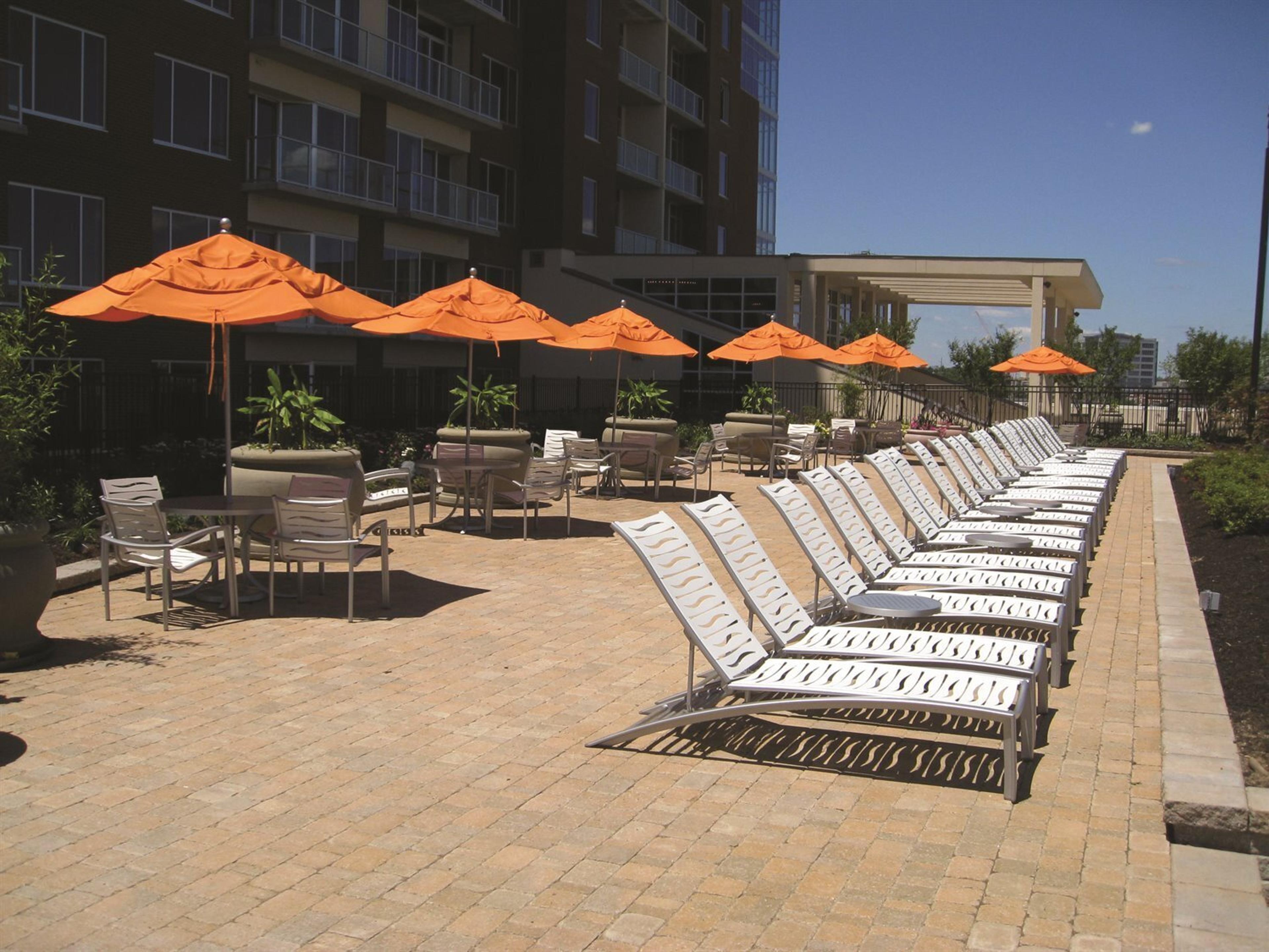 Tropitone South Beach Wave Aluminum Lounge Set