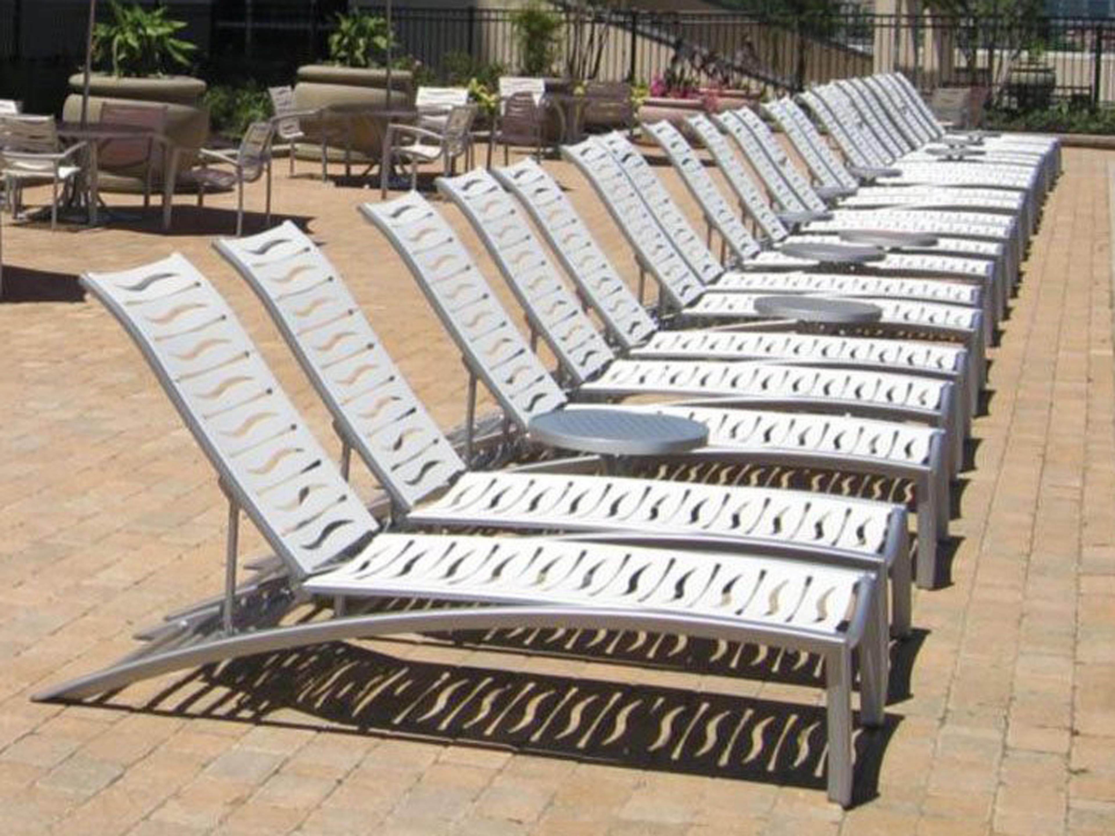 Tropitone South Beach Wave Aluminum Outdoor Lounge Set