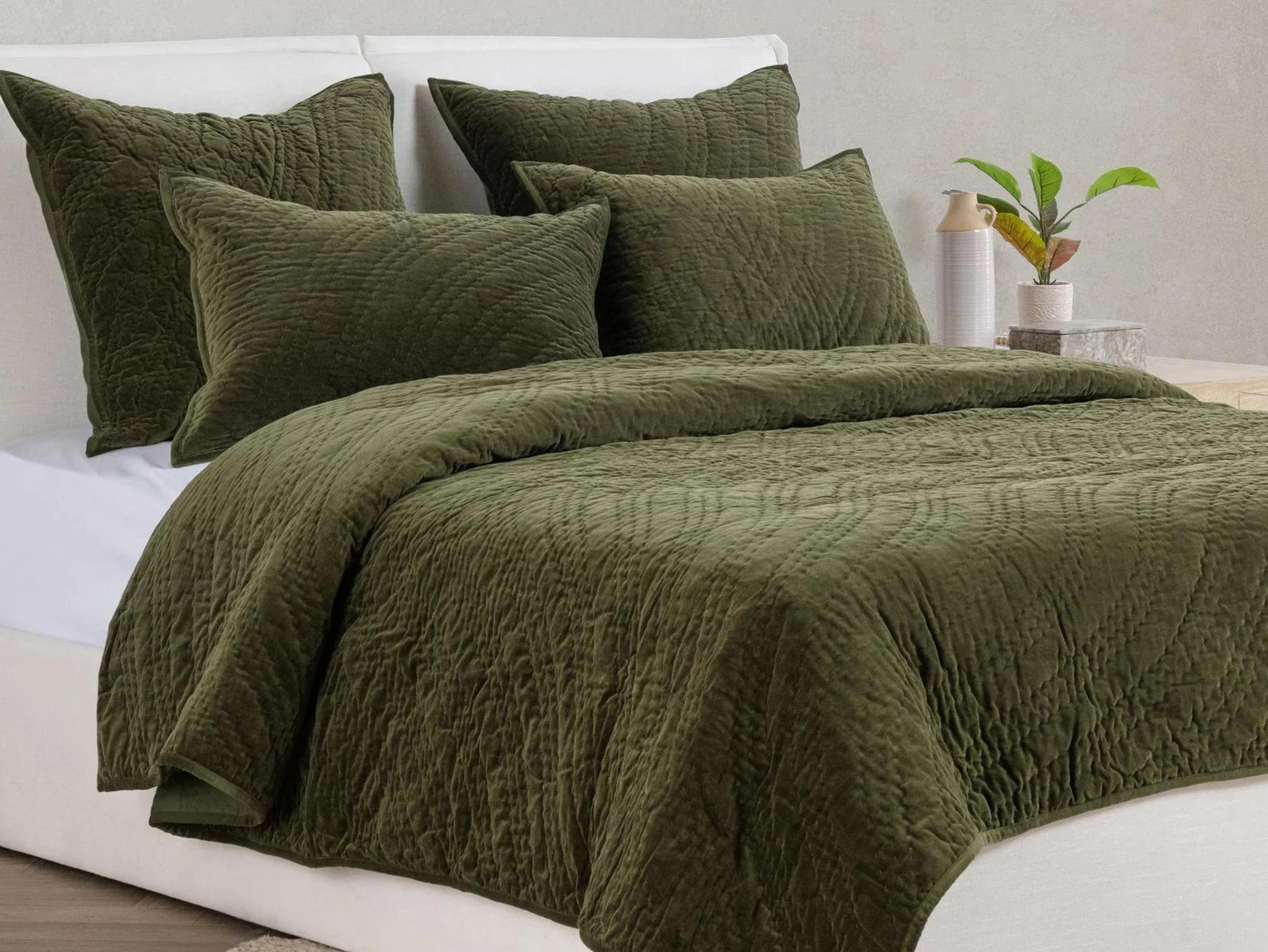 Villa by Classic Home Elms Quilt