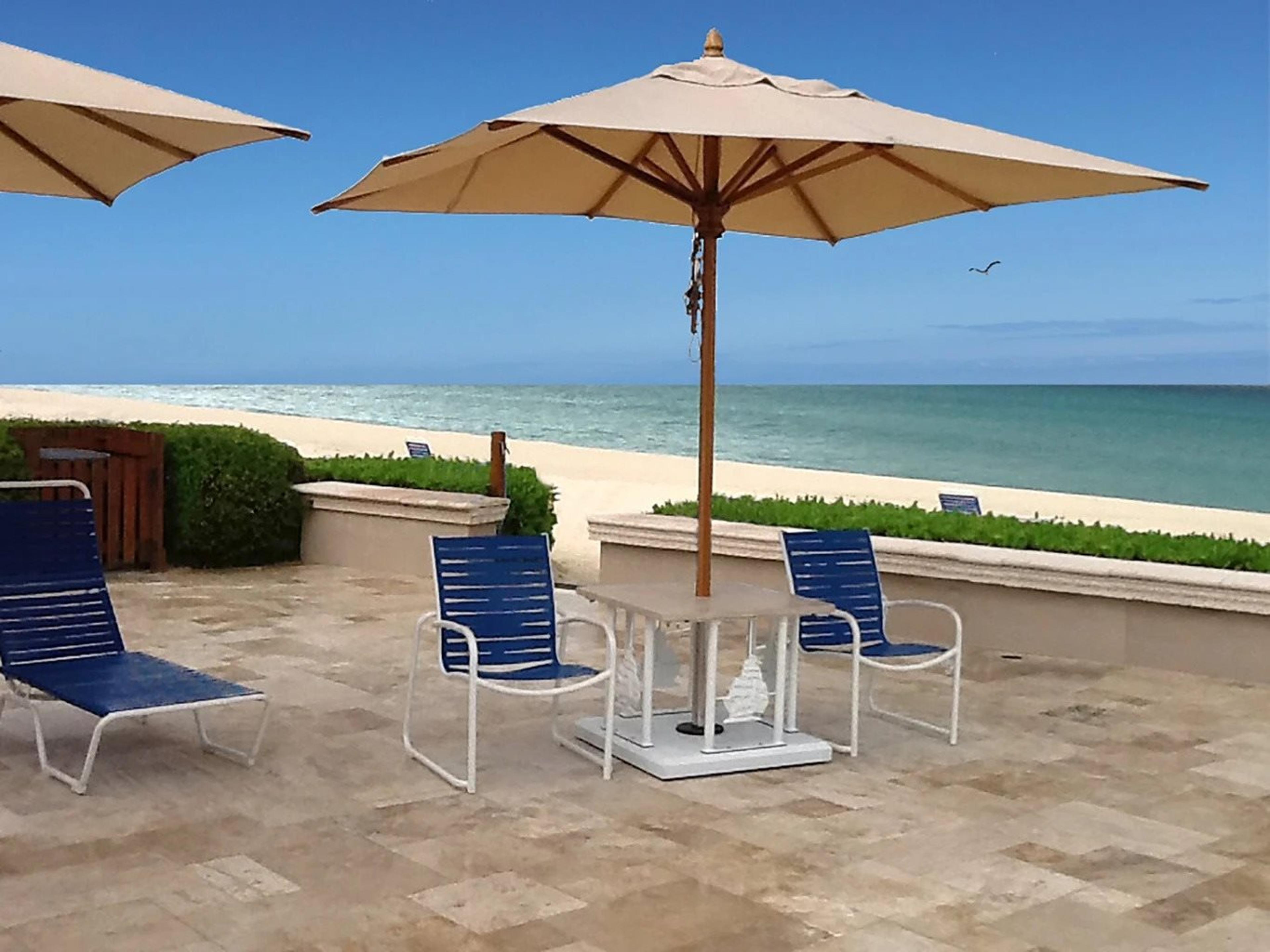 Woodline Shade Solutions Safari Eucalyptus 11.5 Foot Square Pulley Lift Outdoor Patio Umbrella