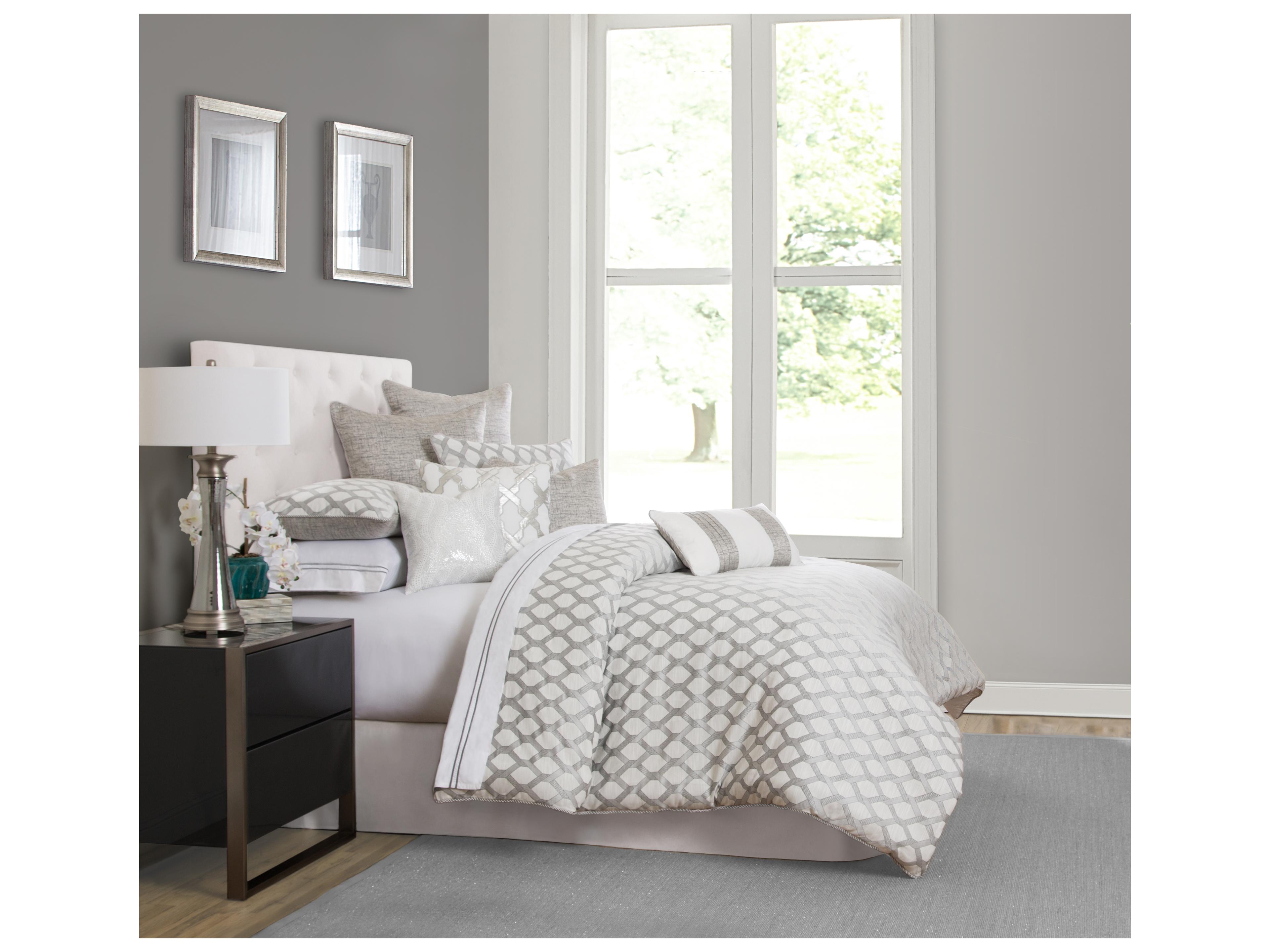 Michael Amini Bedding Niagara 3-Piece Queen Quilt Set - Sand