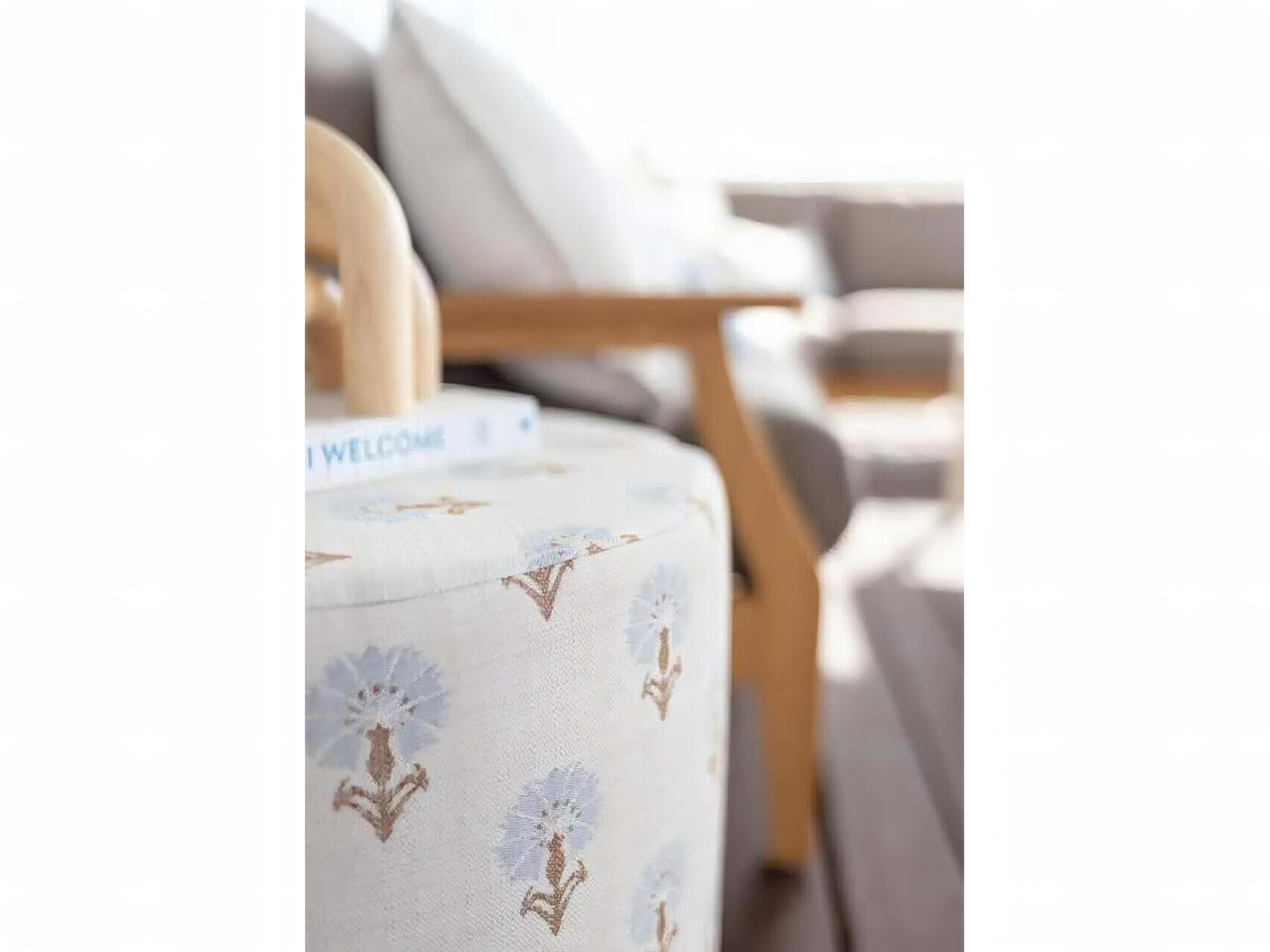 Berlin Gardens Lily Hive 18x18x18 Round Pouf