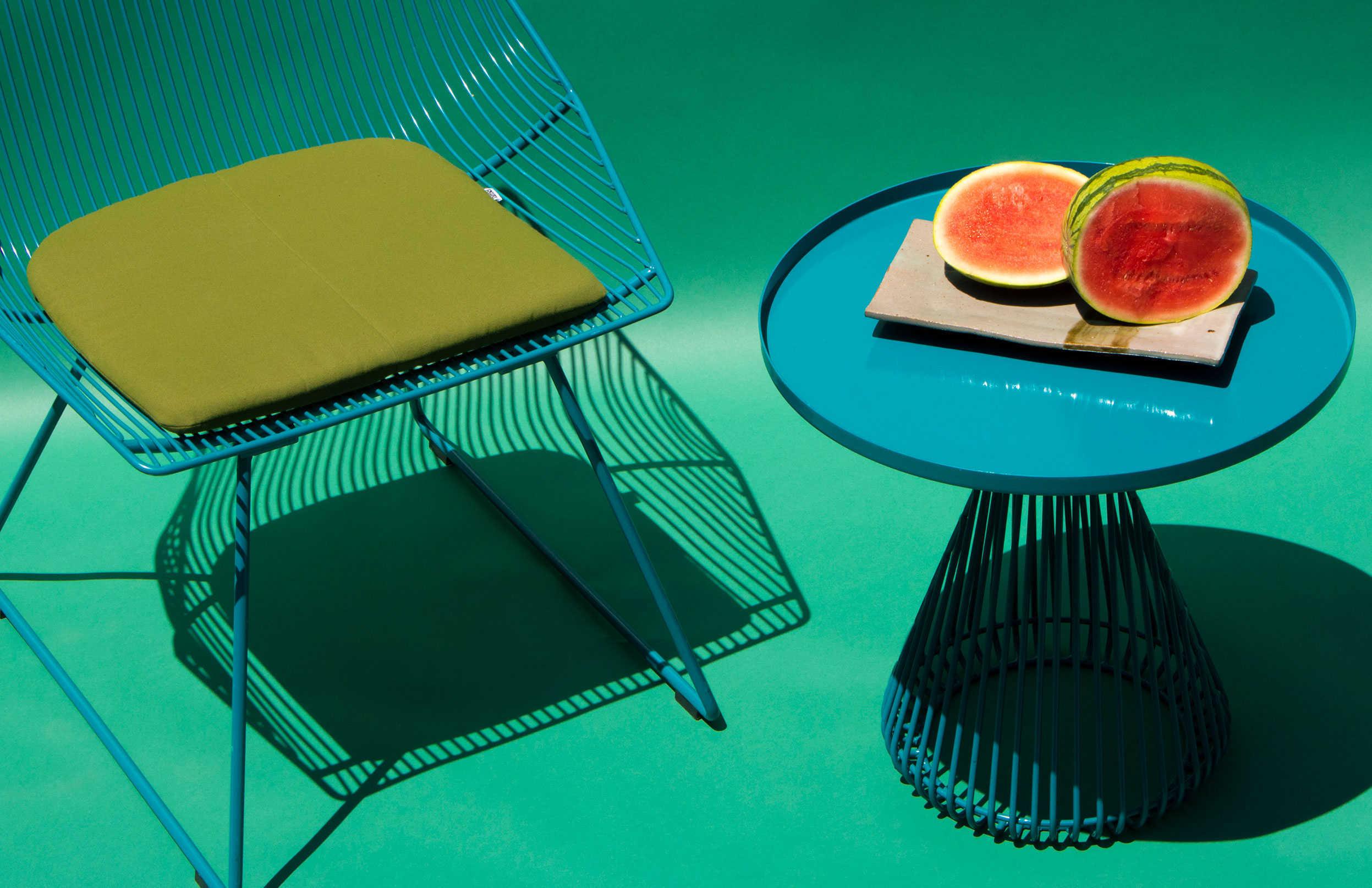 Bend Goods Outdoor Cono Galvanized Iron Peacock Round End Table with Tray Top