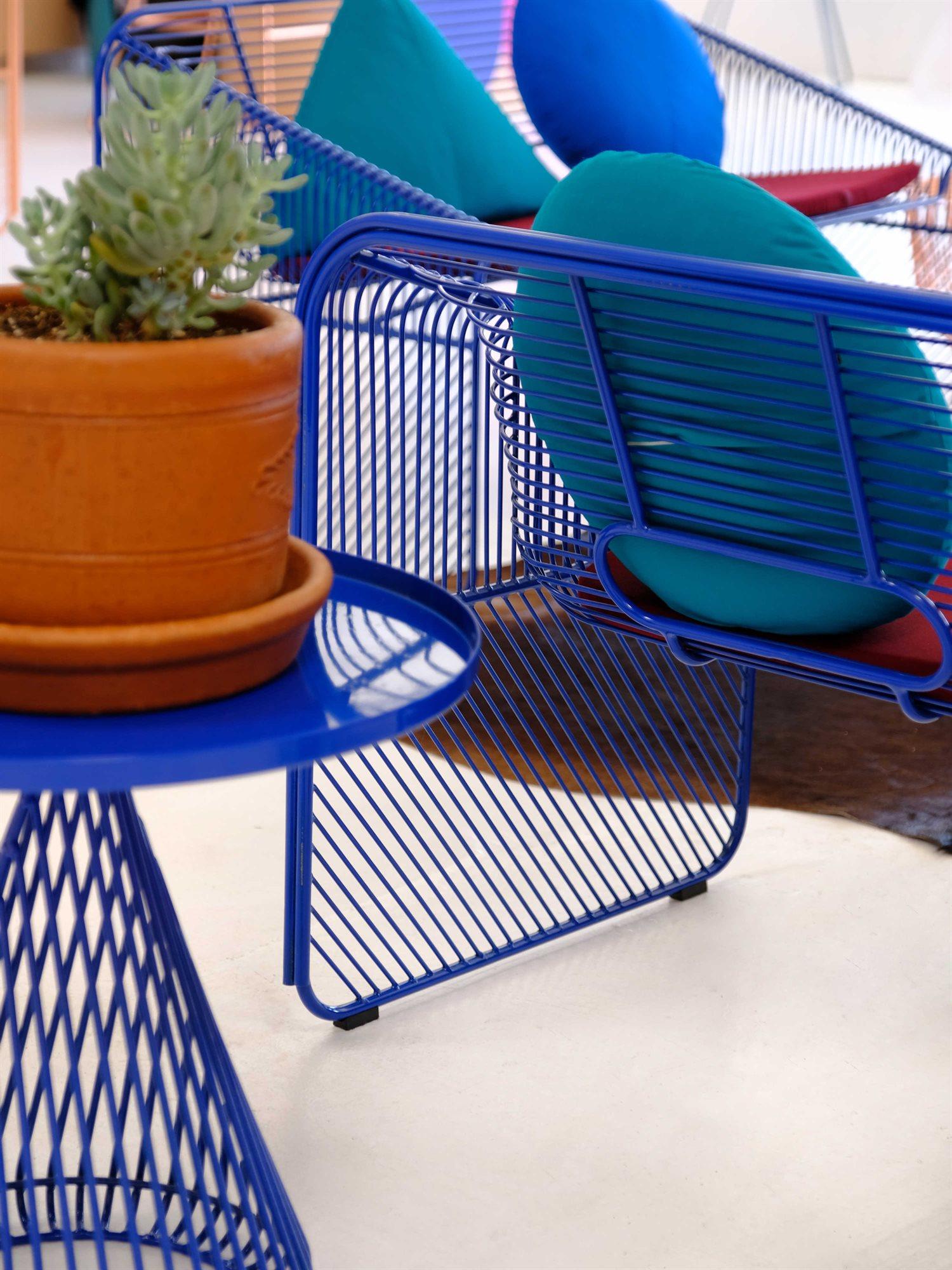 Bend Goods Outdoor Hot Seat Galvanized Iron Electric Blue Lounge Chair