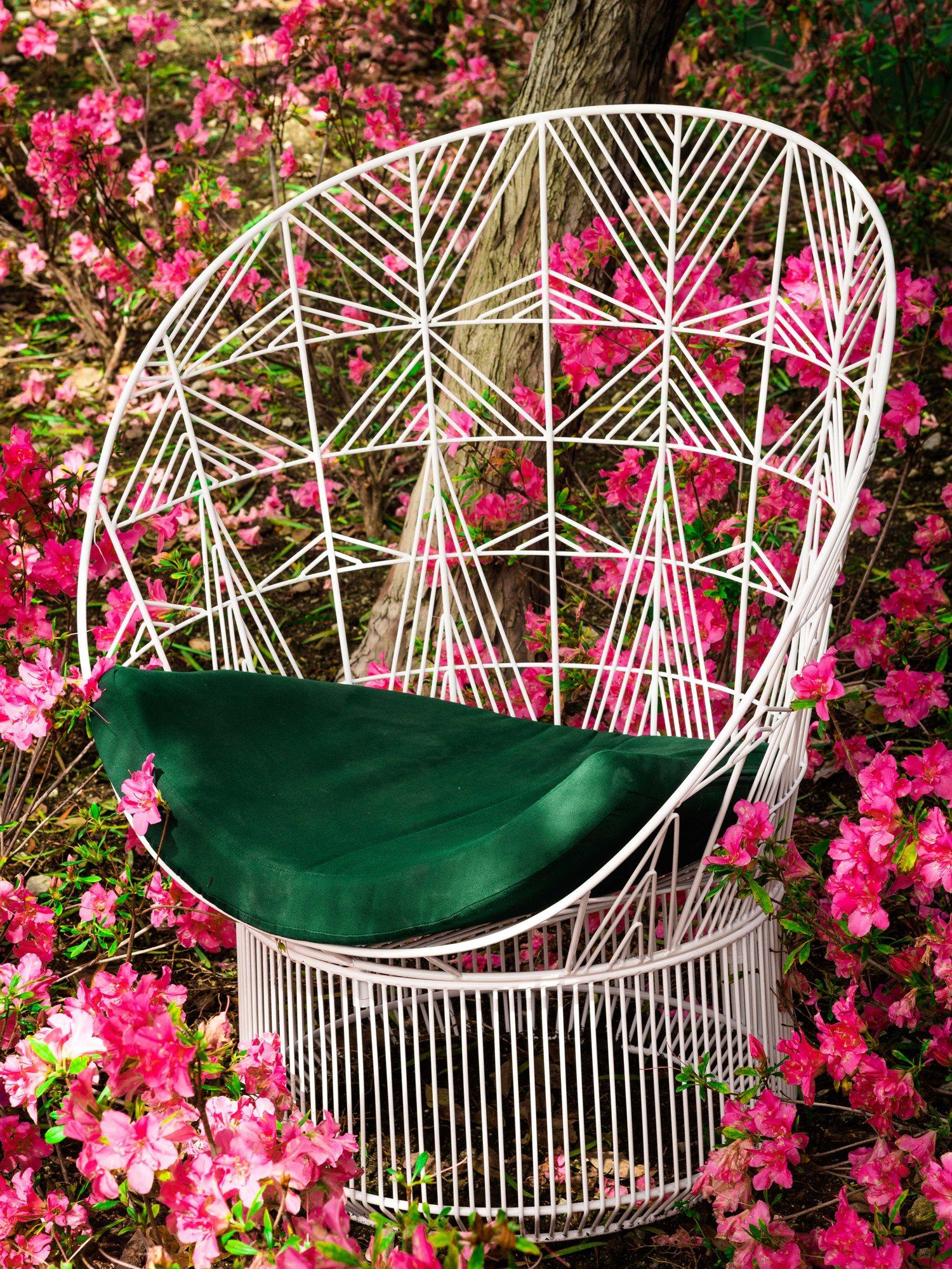 Bend Goods Outdoor Peacock Galvanized Iron White Lounge Chair