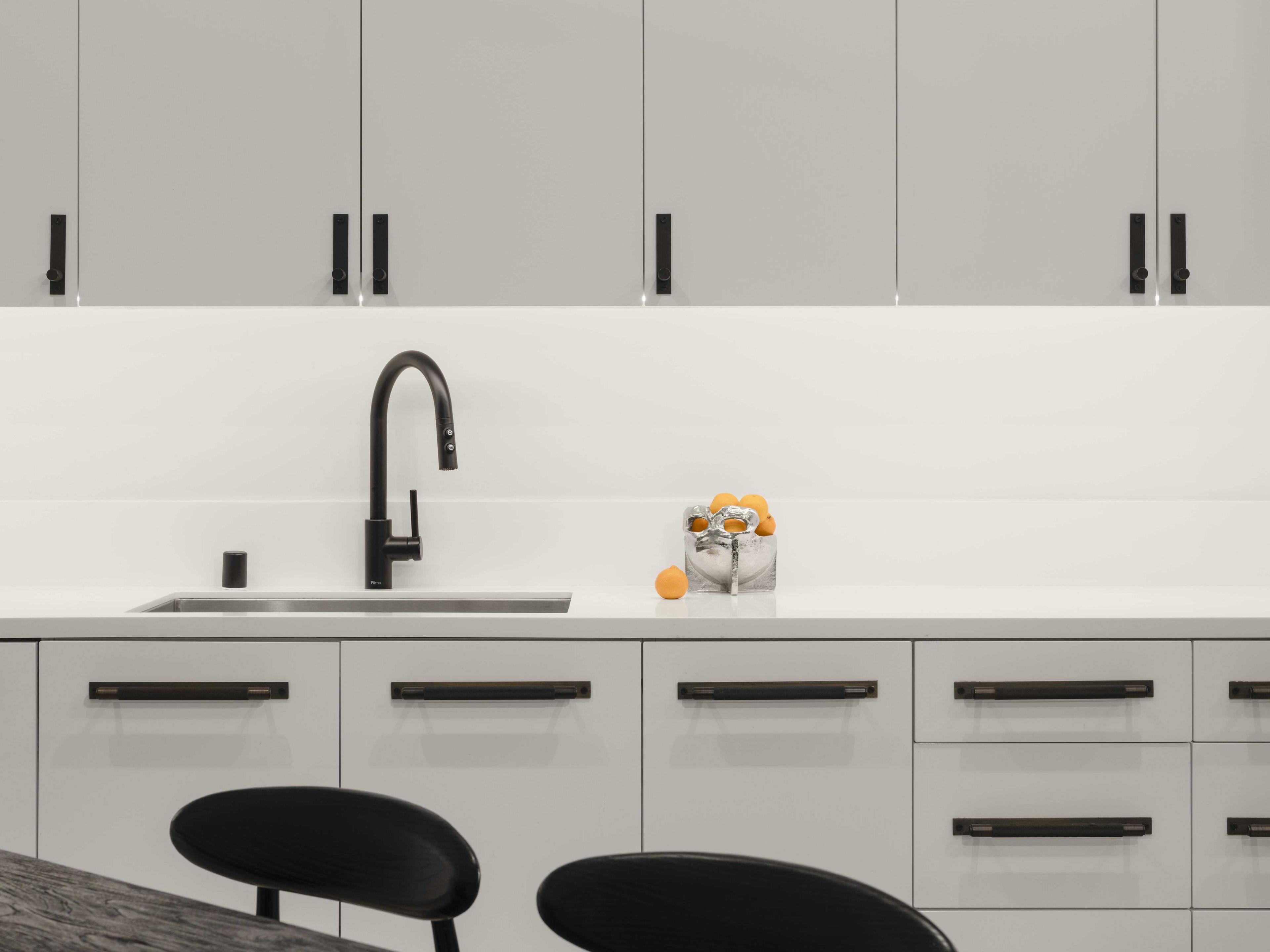 Buster + Punch Black Plate Cross Pull Bar