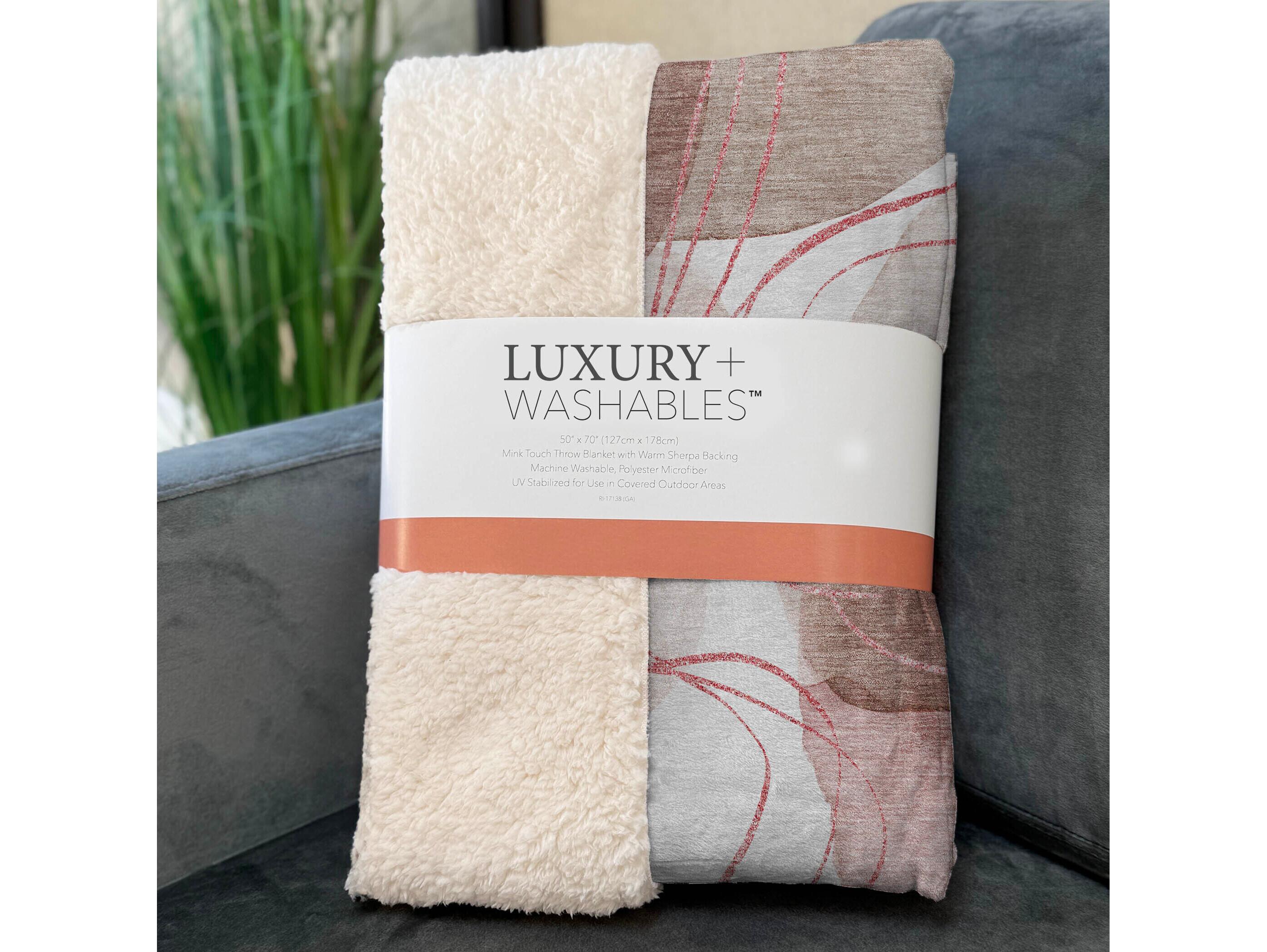 Dalyn Sherpa Red Polyester Throw