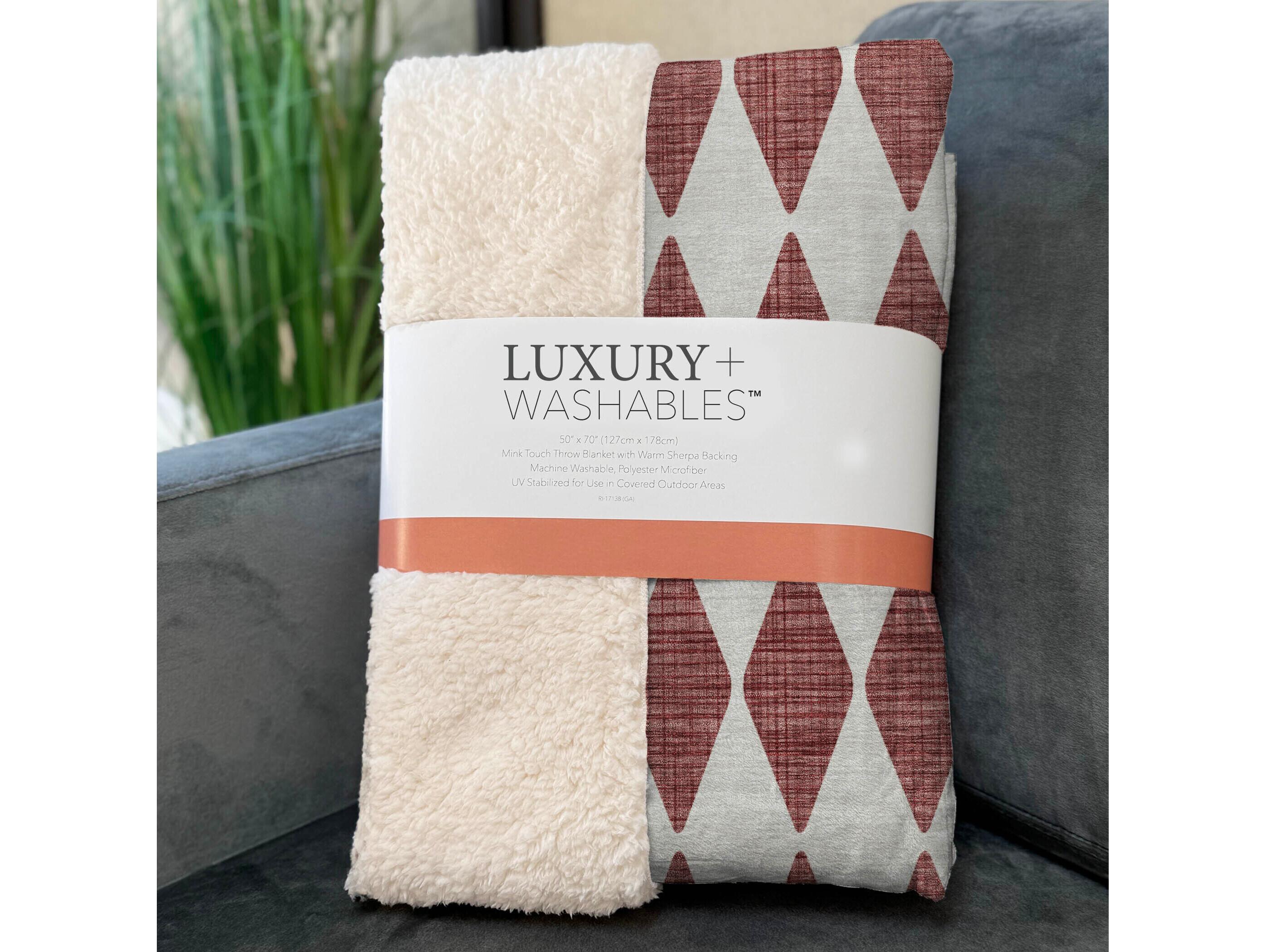 Dalyn Sherpa Red Polyester Throw