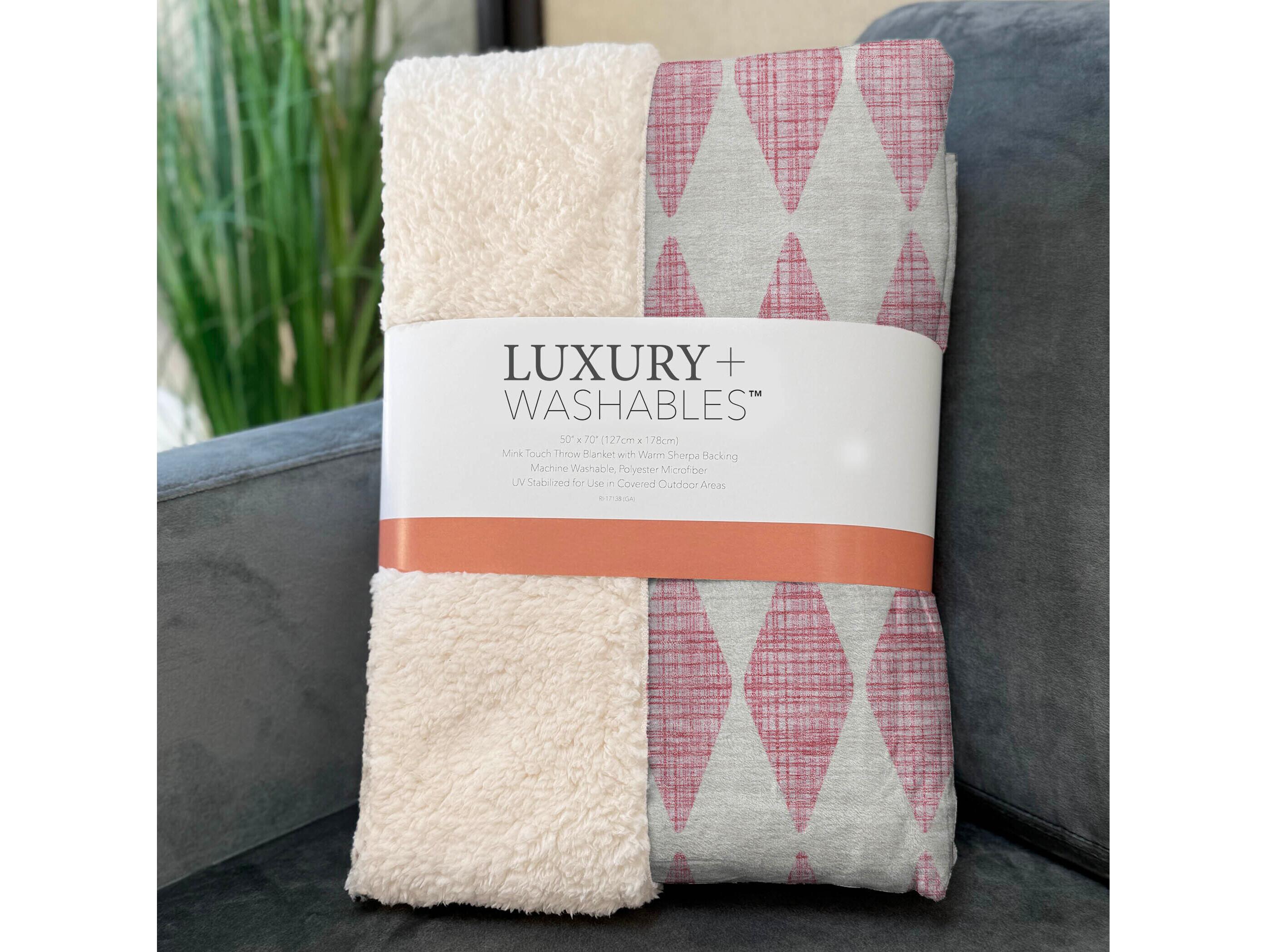 Dalyn Sherpa Pink Polyester Throw