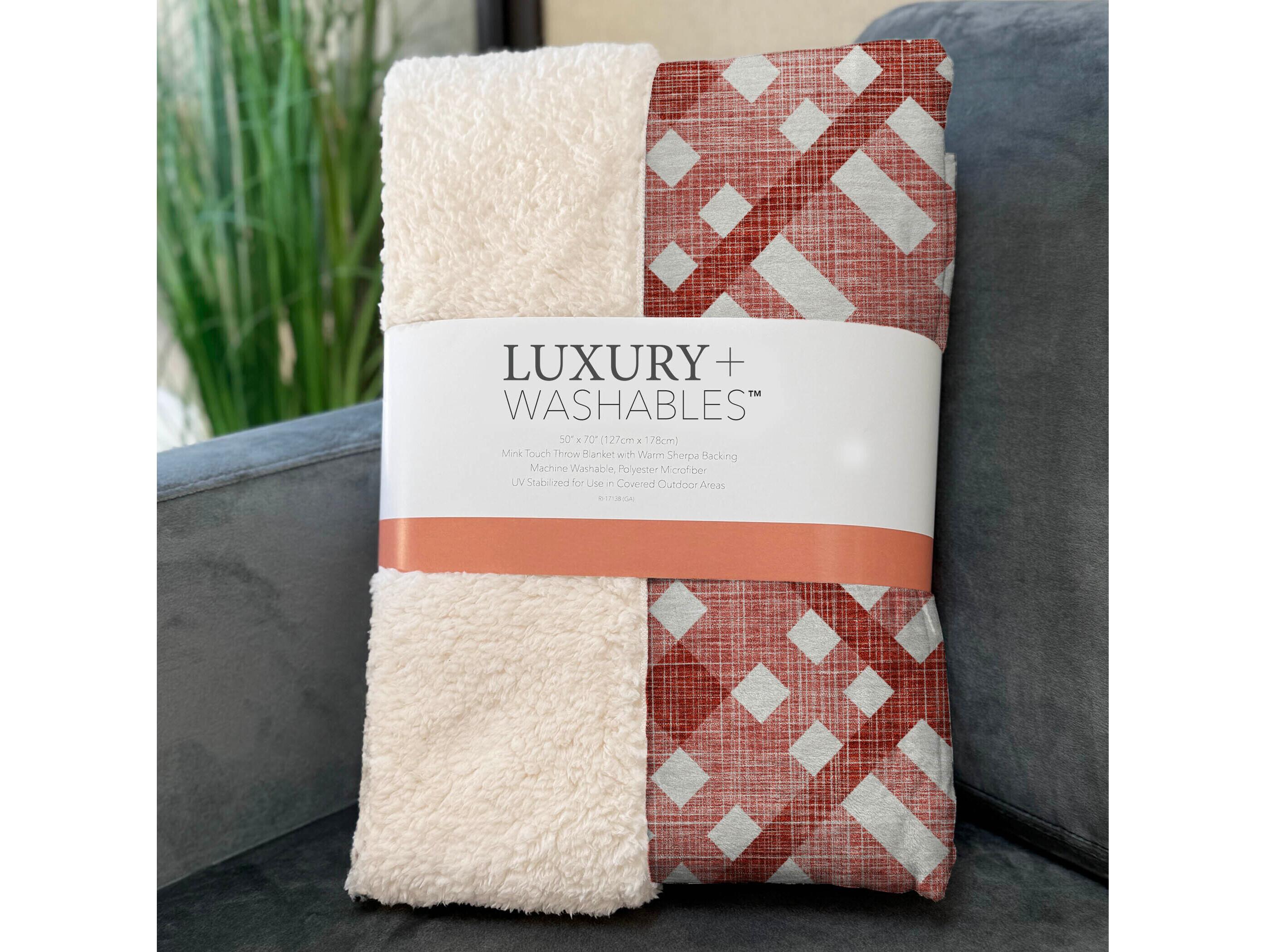 Dalyn Sherpa Red Polyester Throw