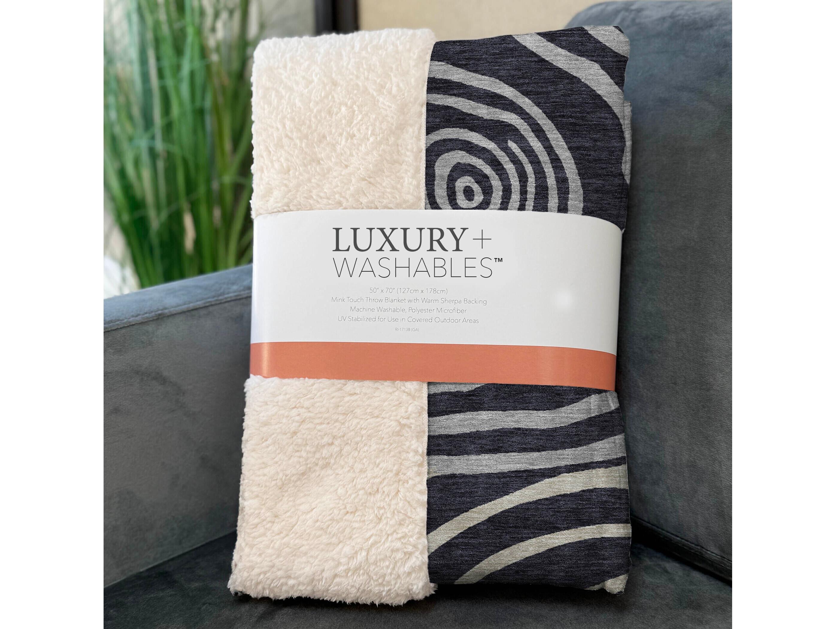 Dalyn Sherpa Black Polyester Throw