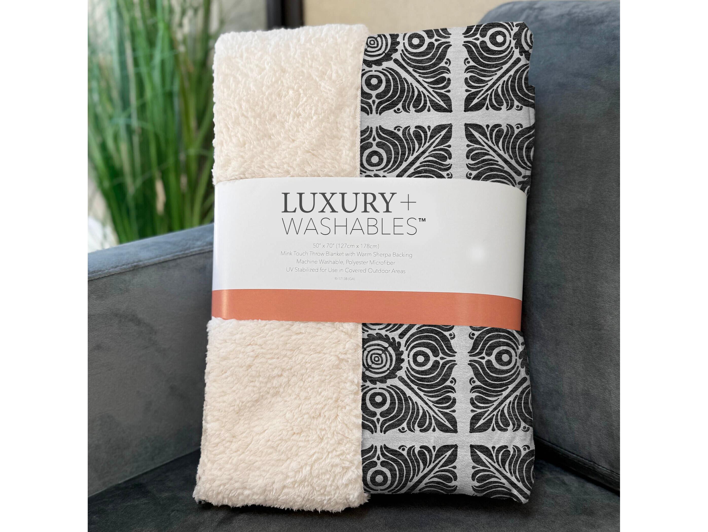 Dalyn Sherpa Ivory Polyester Throw