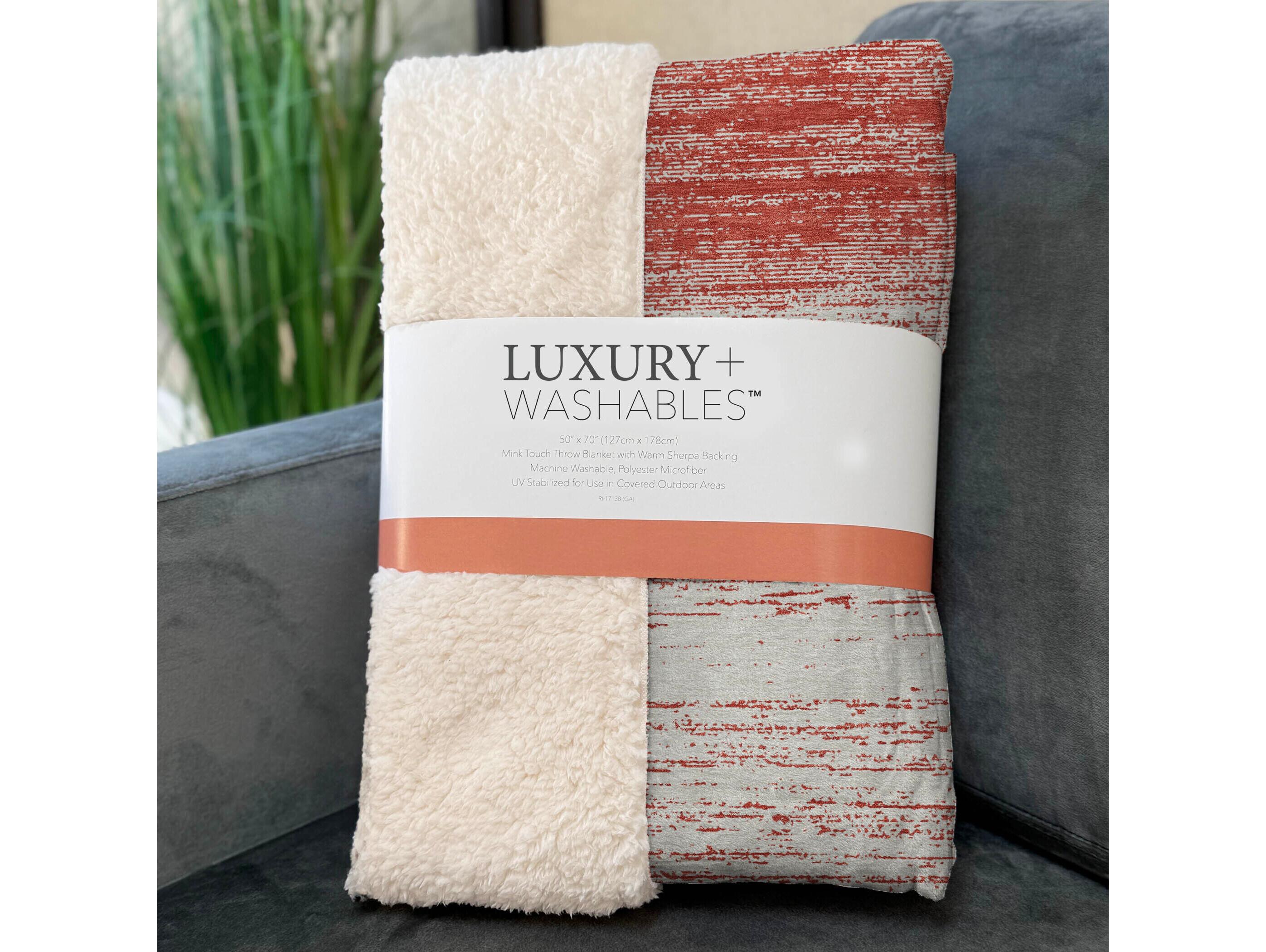 Dalyn Sherpa Red Polyester Throw