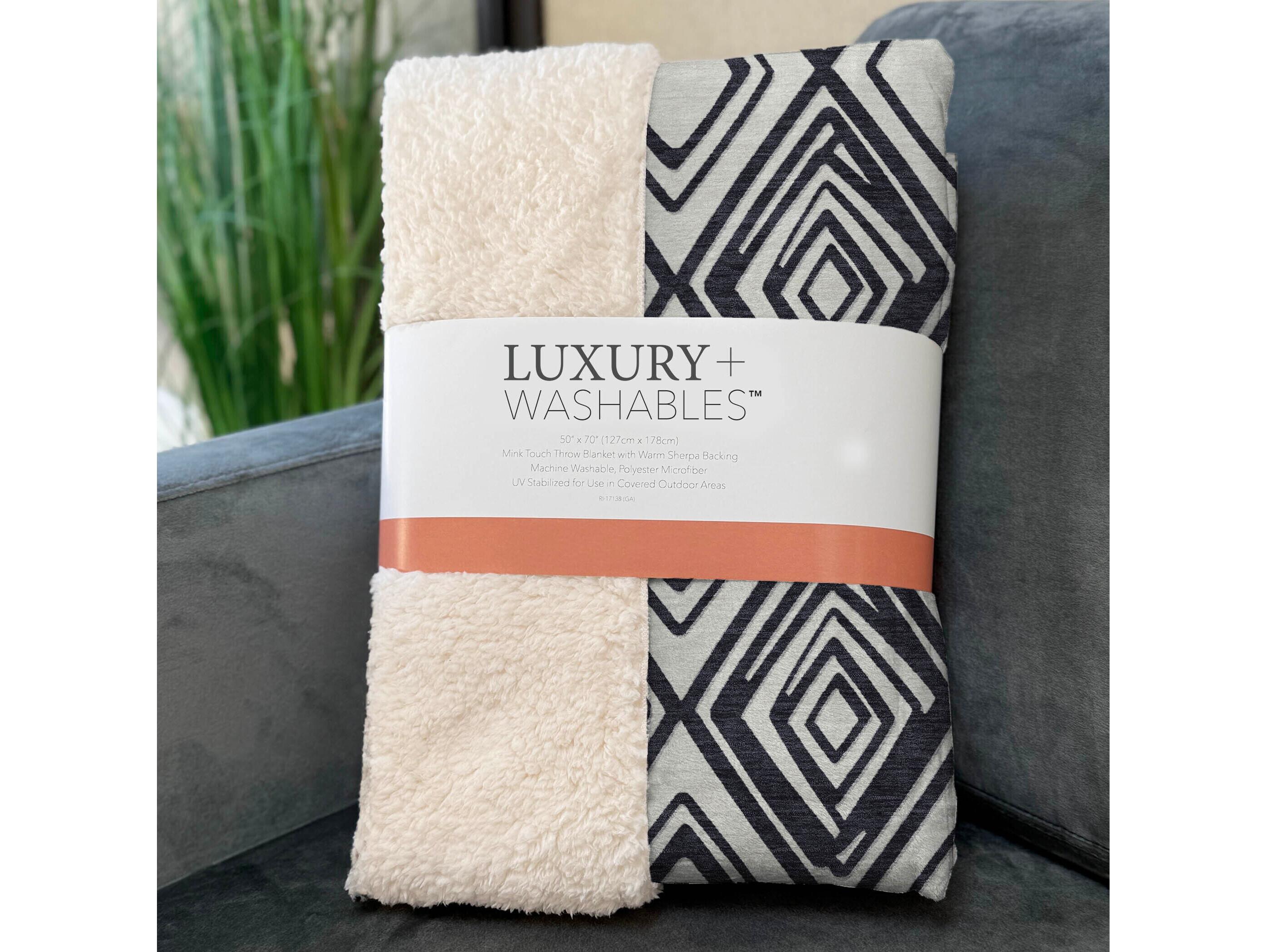 Dalyn Sherpa Black Polyester Throw