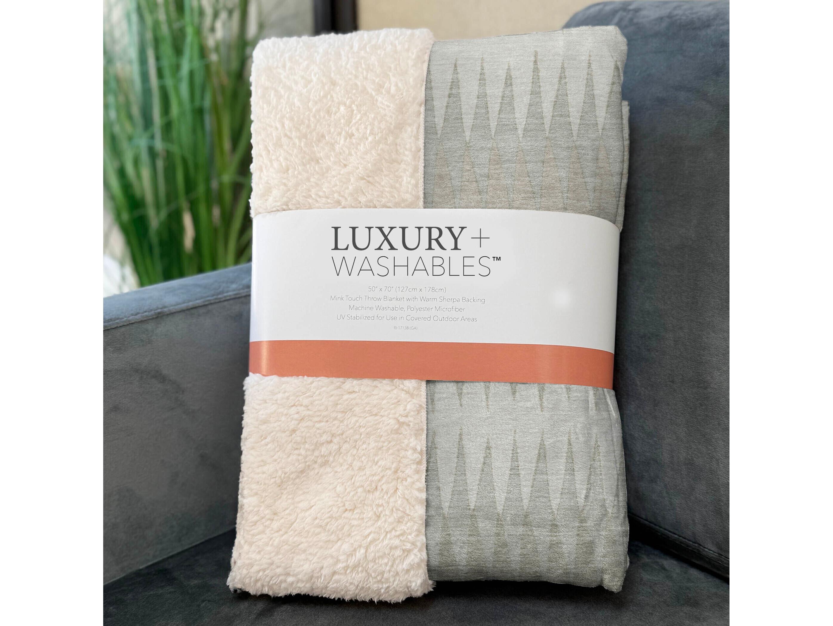 Dalyn Sherpa Ivory Polyester Throw