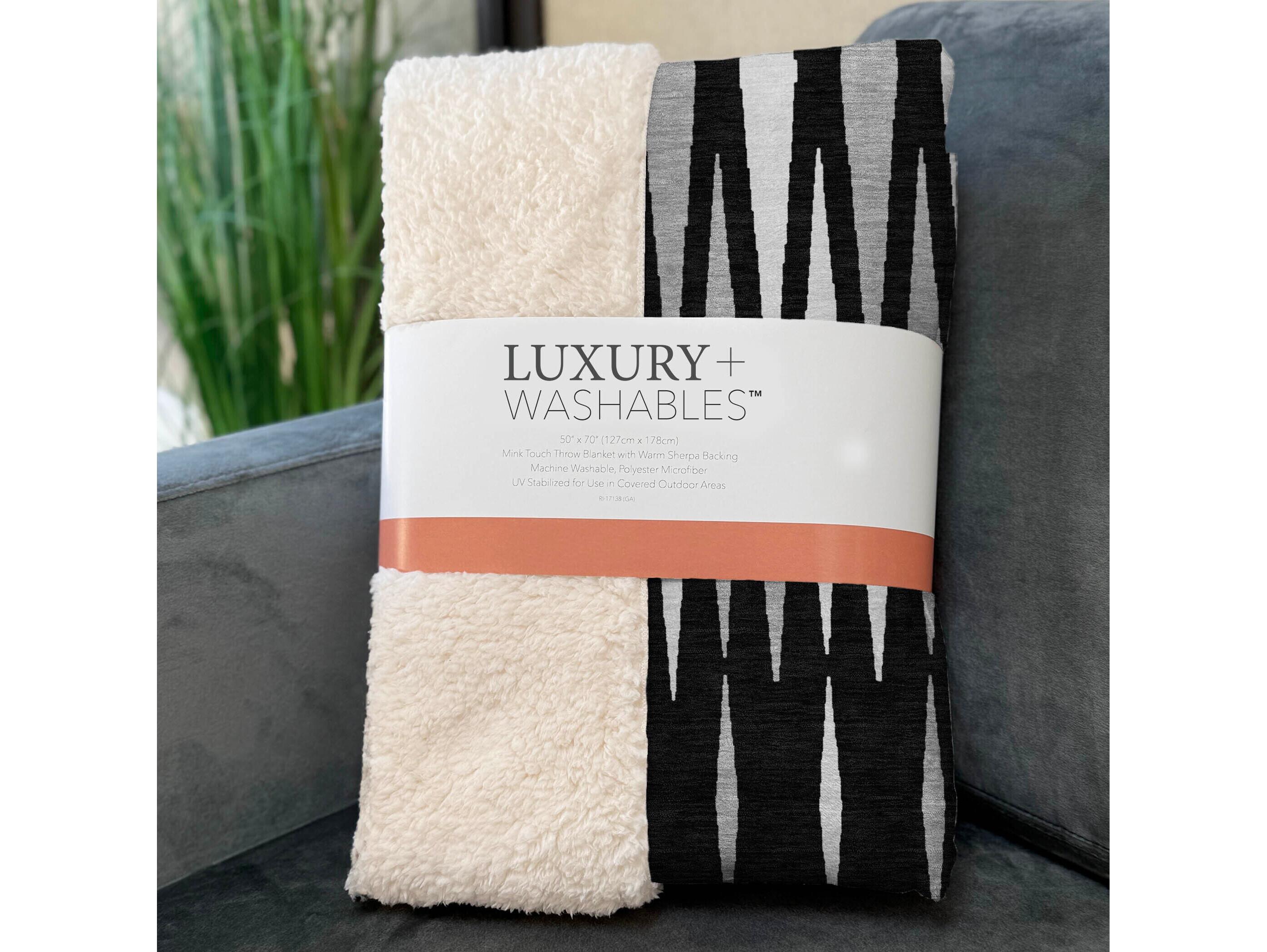 Dalyn Sherpa Black Polyester Throw