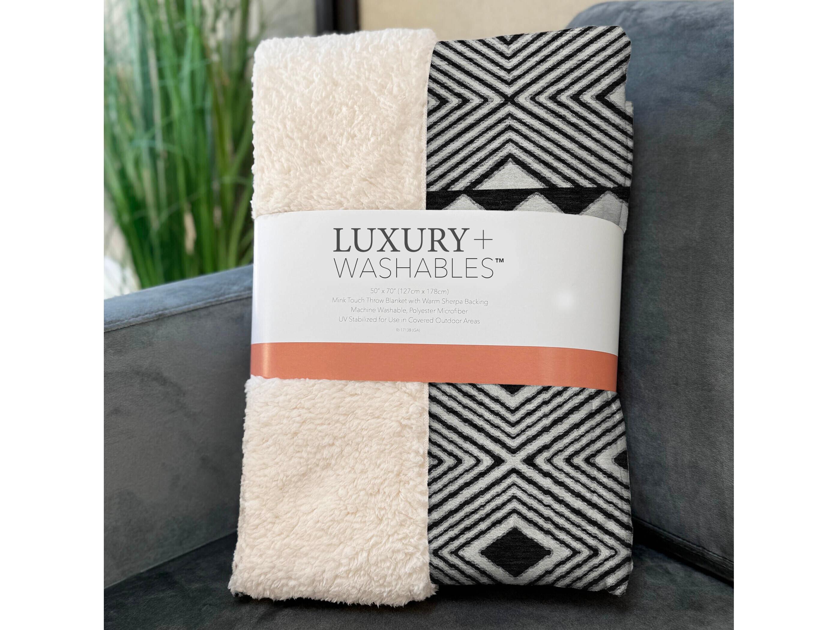 Dalyn Sherpa Black Polyester Throw