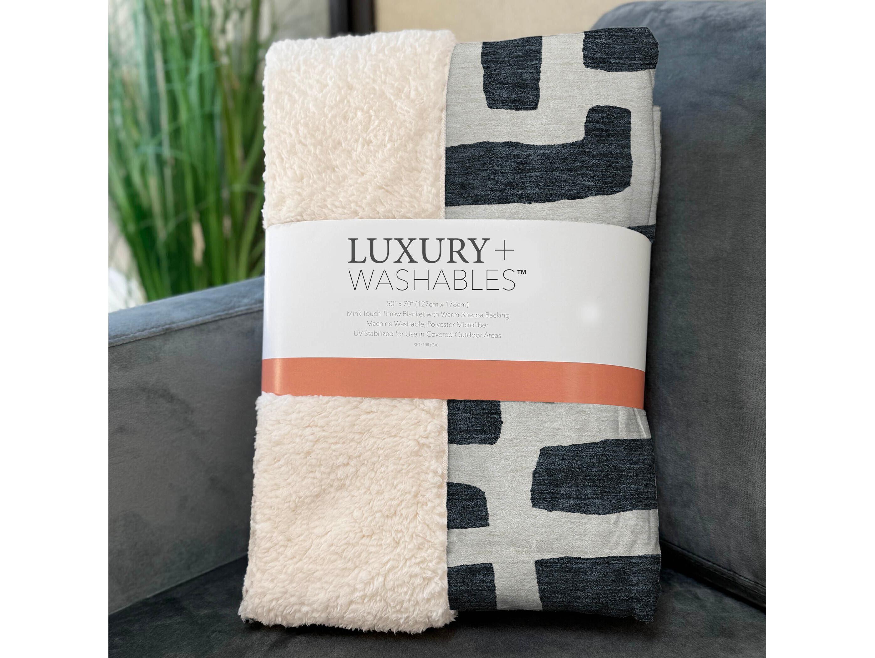 Dalyn Sherpa Black Polyester Throw