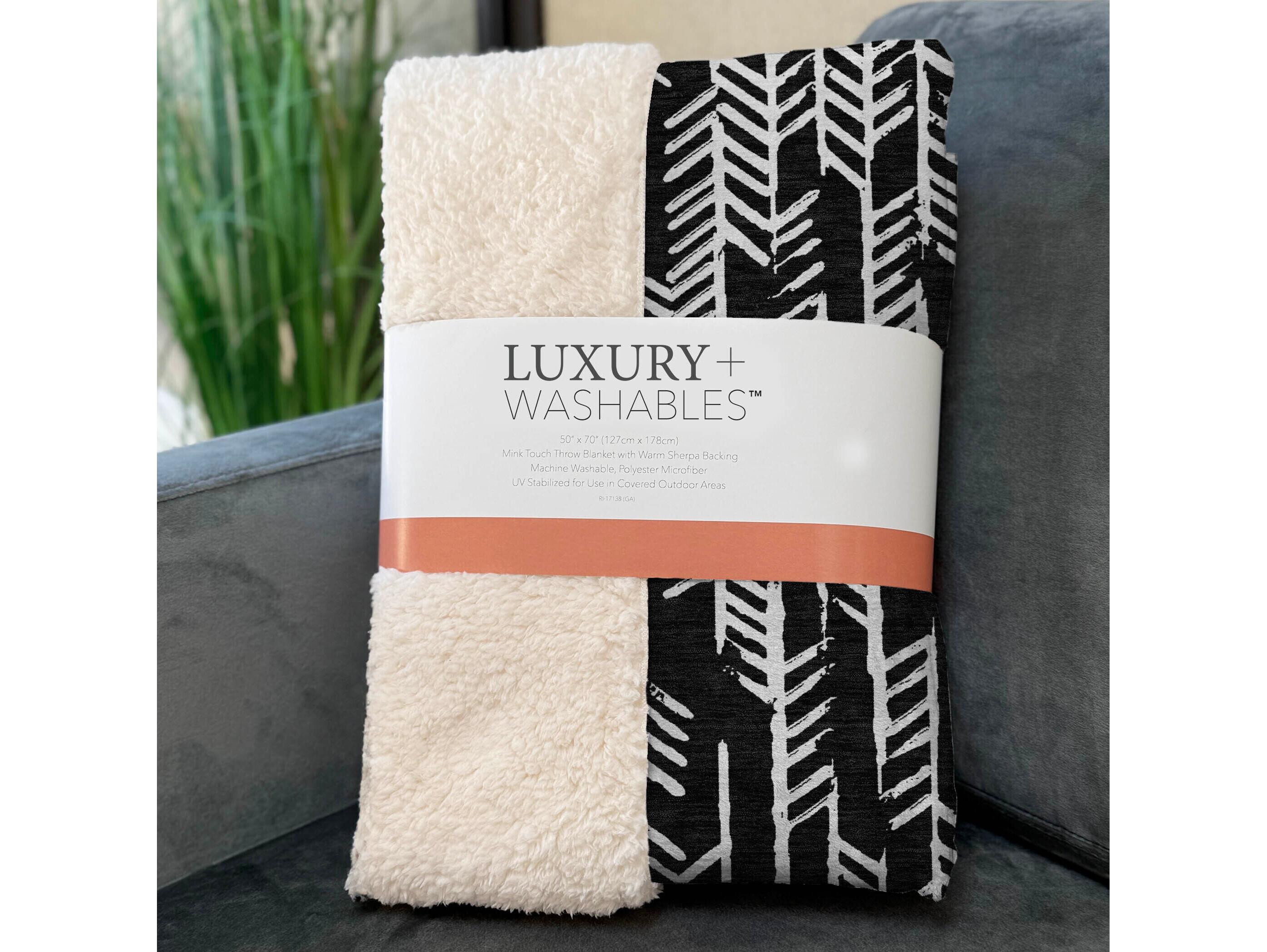 Dalyn Sherpa Black Polyester Throw