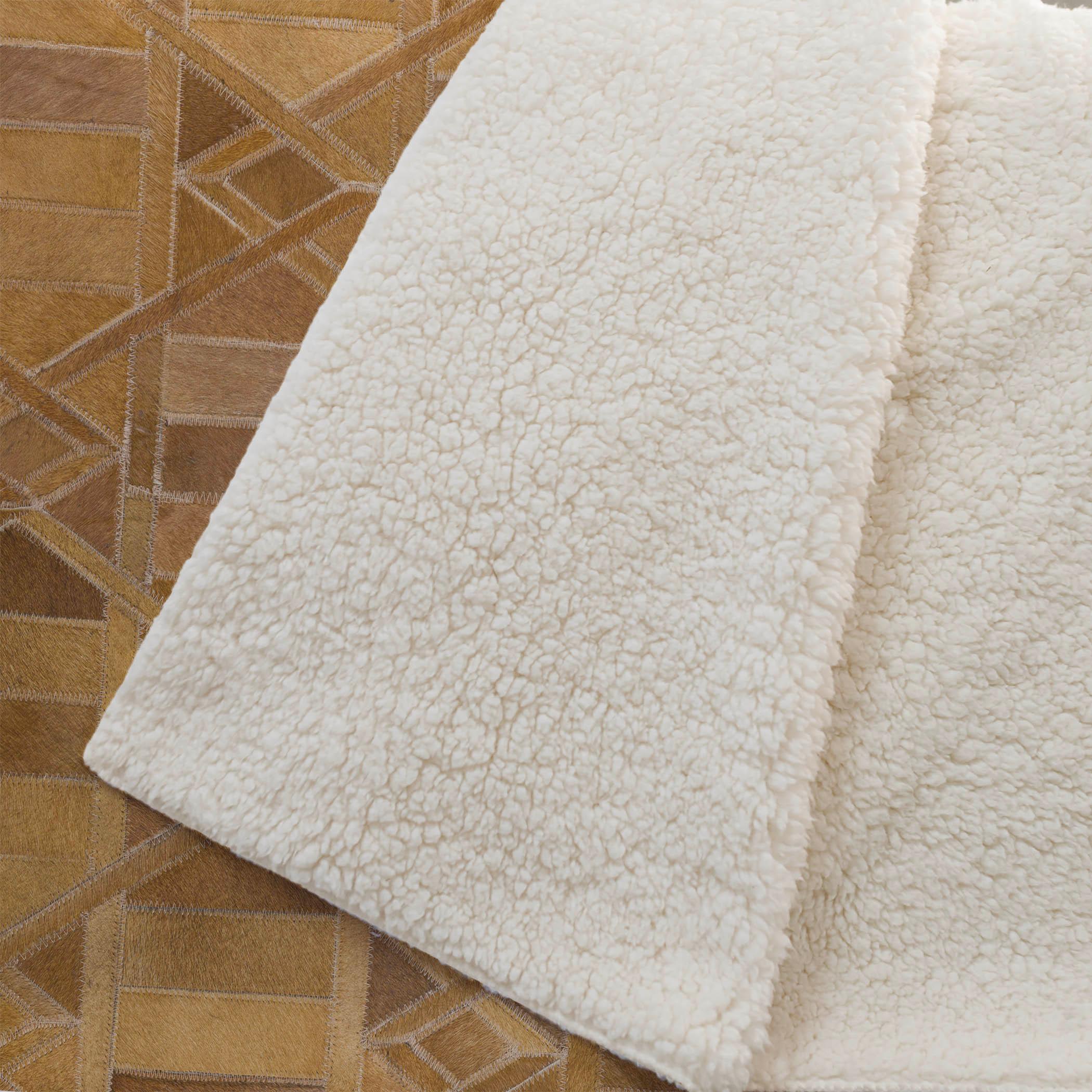 Dalyn Sherpa Brown Polyester Throw